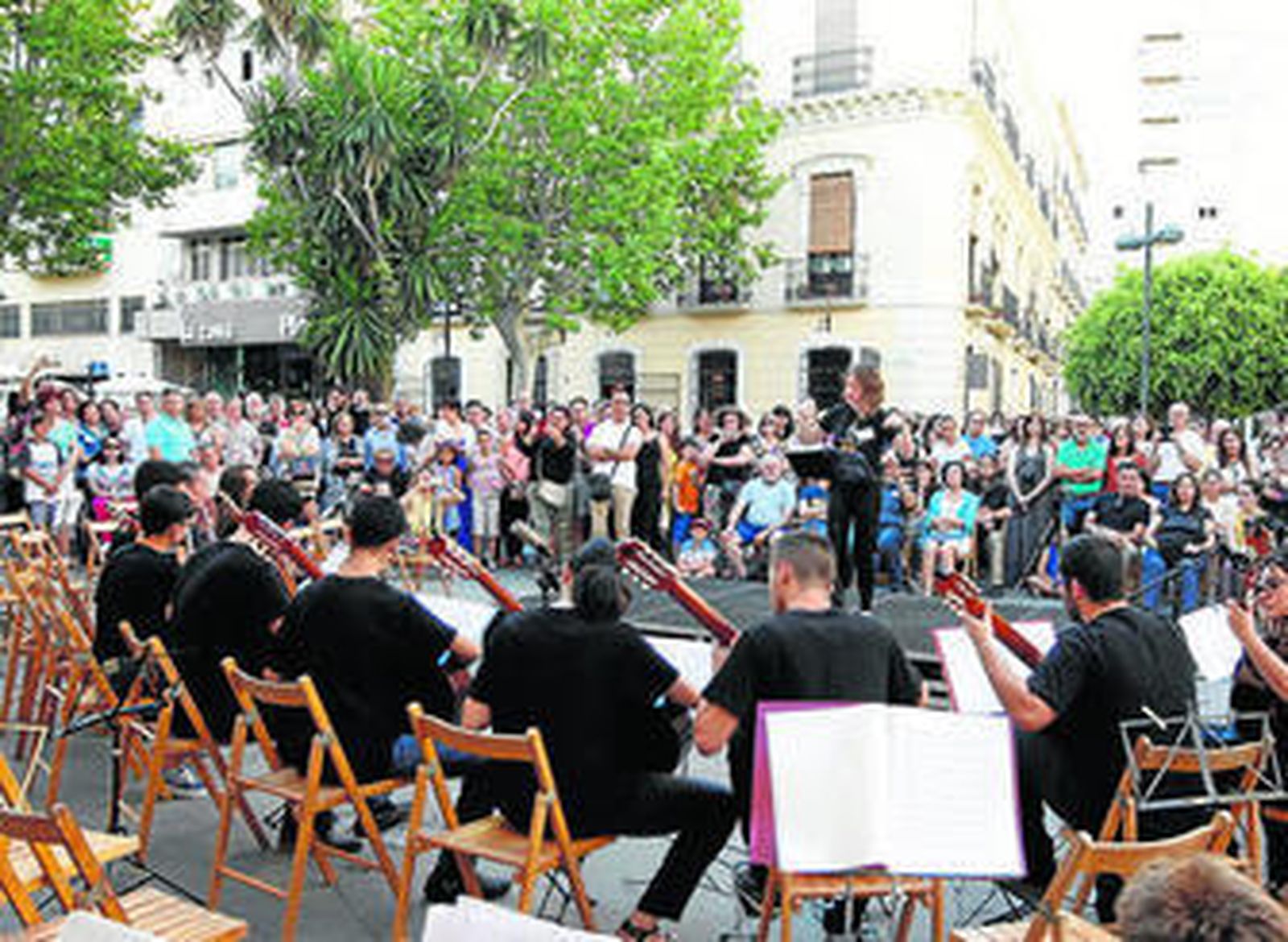 Belinda Sánchez-Capuchino dirigiendo la Orquesta de Guitarras de la Escuela de Roquetas.