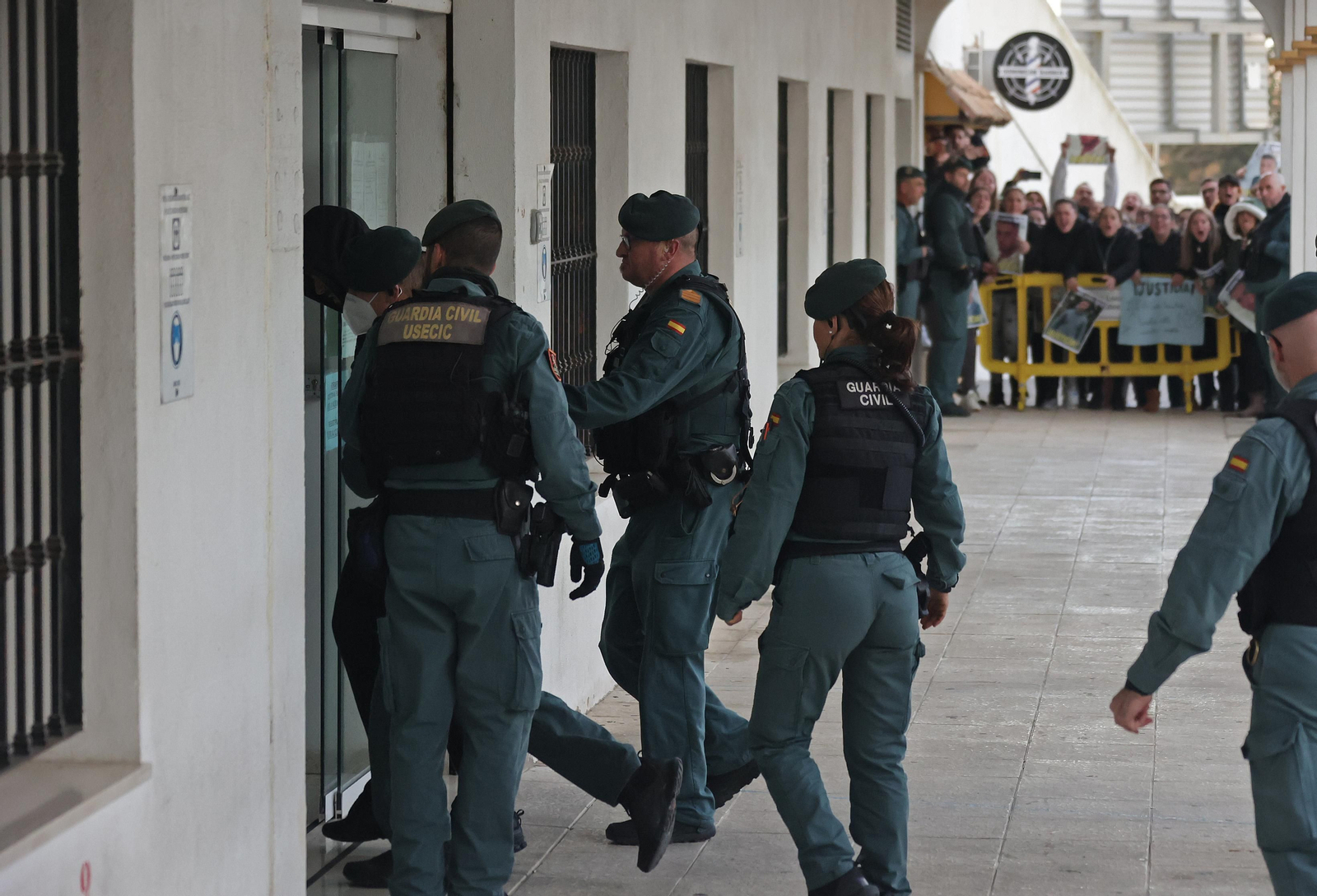 La entrada a los juzgados de San Roque del presunto asesino de Salvi, en imágenes