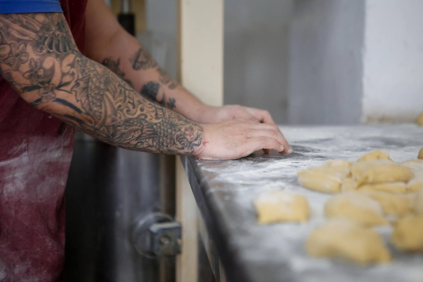 La pastelería La Tarifeña prepara por Navidad sus famosas cajillas, turrones y roscones, en imágenes
