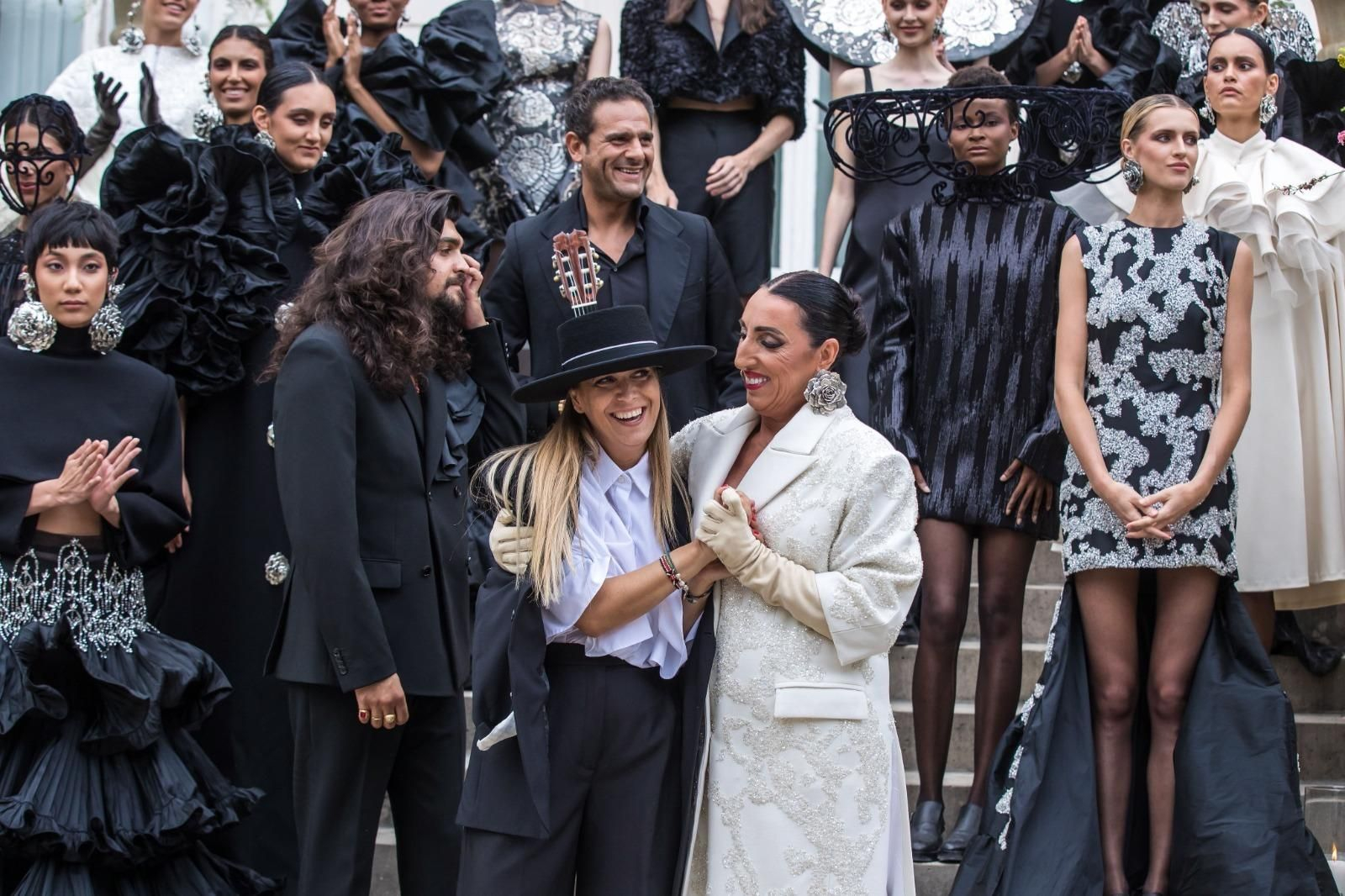 Juana Martín, al término del desfile, en compañía de Rossy de Palma, Israel Fernández y Diego del Morao