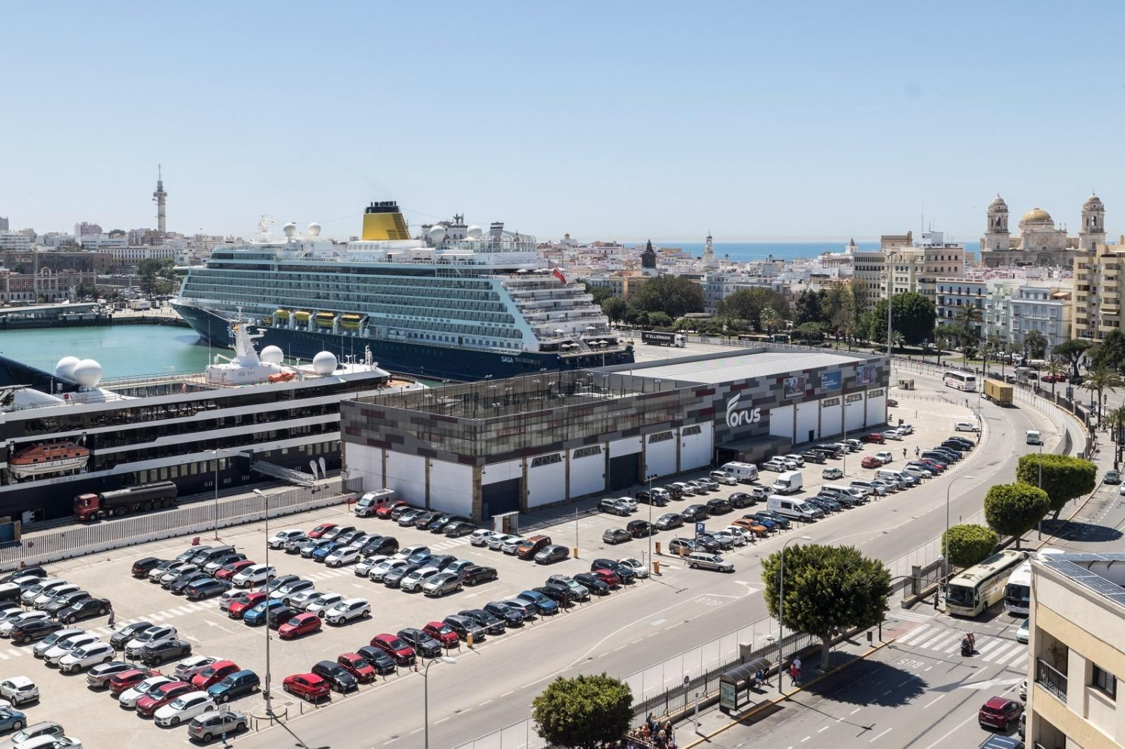 Jornada con la visita de cinco cruceros al puerto de Cádiz