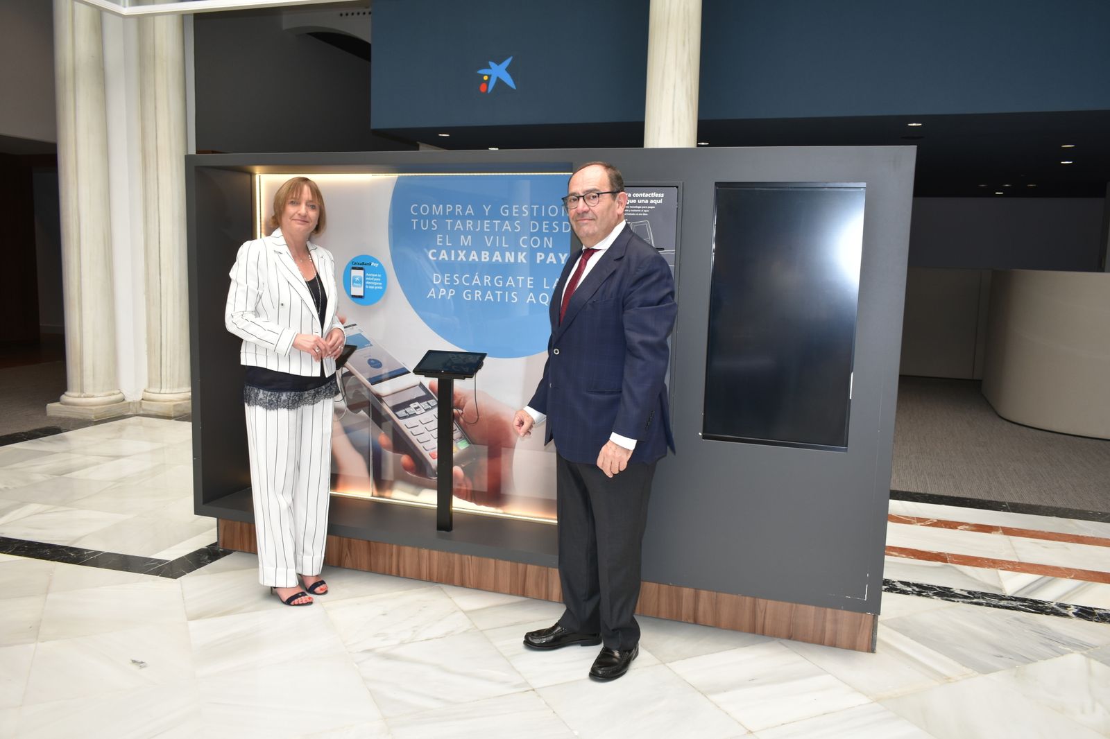 María Jesús Catalá, directora territorial de Caixabank en Andalucía Occidental y Extremadura, y Tomás González, presidente de Aprocom.