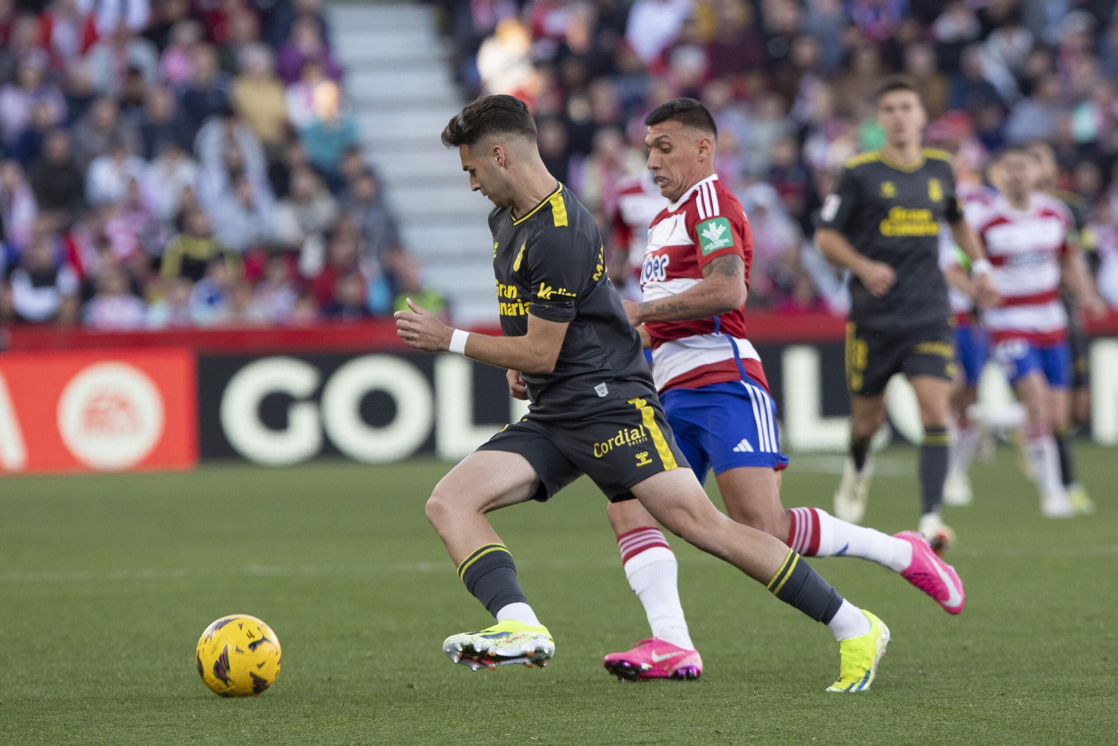 Uzuni presiona a un jugador de Las Palmas