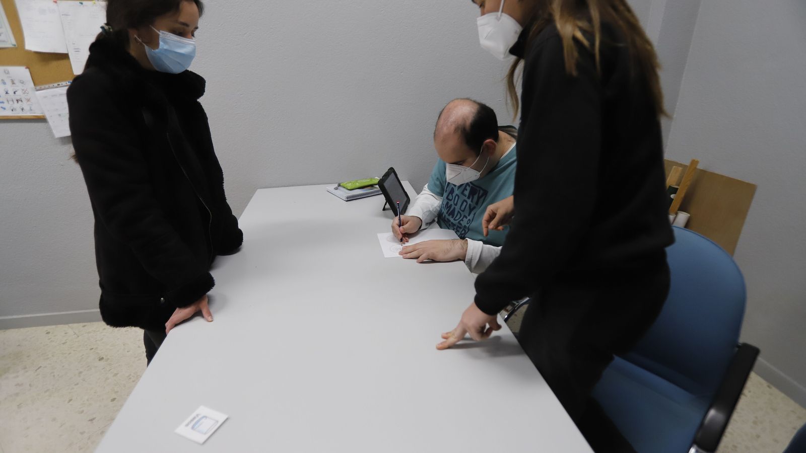 Jesús se fija en la table para colorear un dibujo del Rey León.