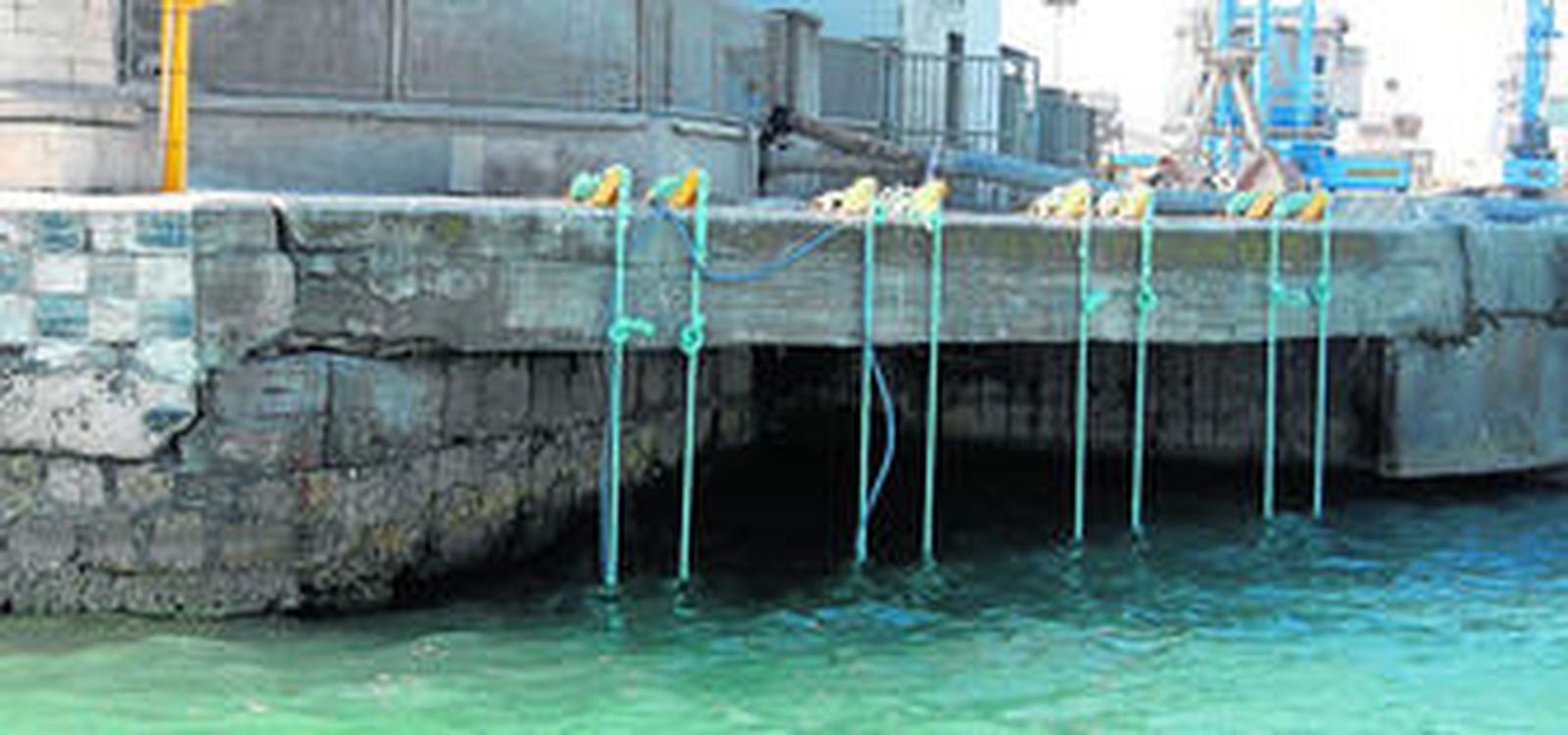 Bloques de hormigón sumergidos en la esquina exterior del muelle seis.