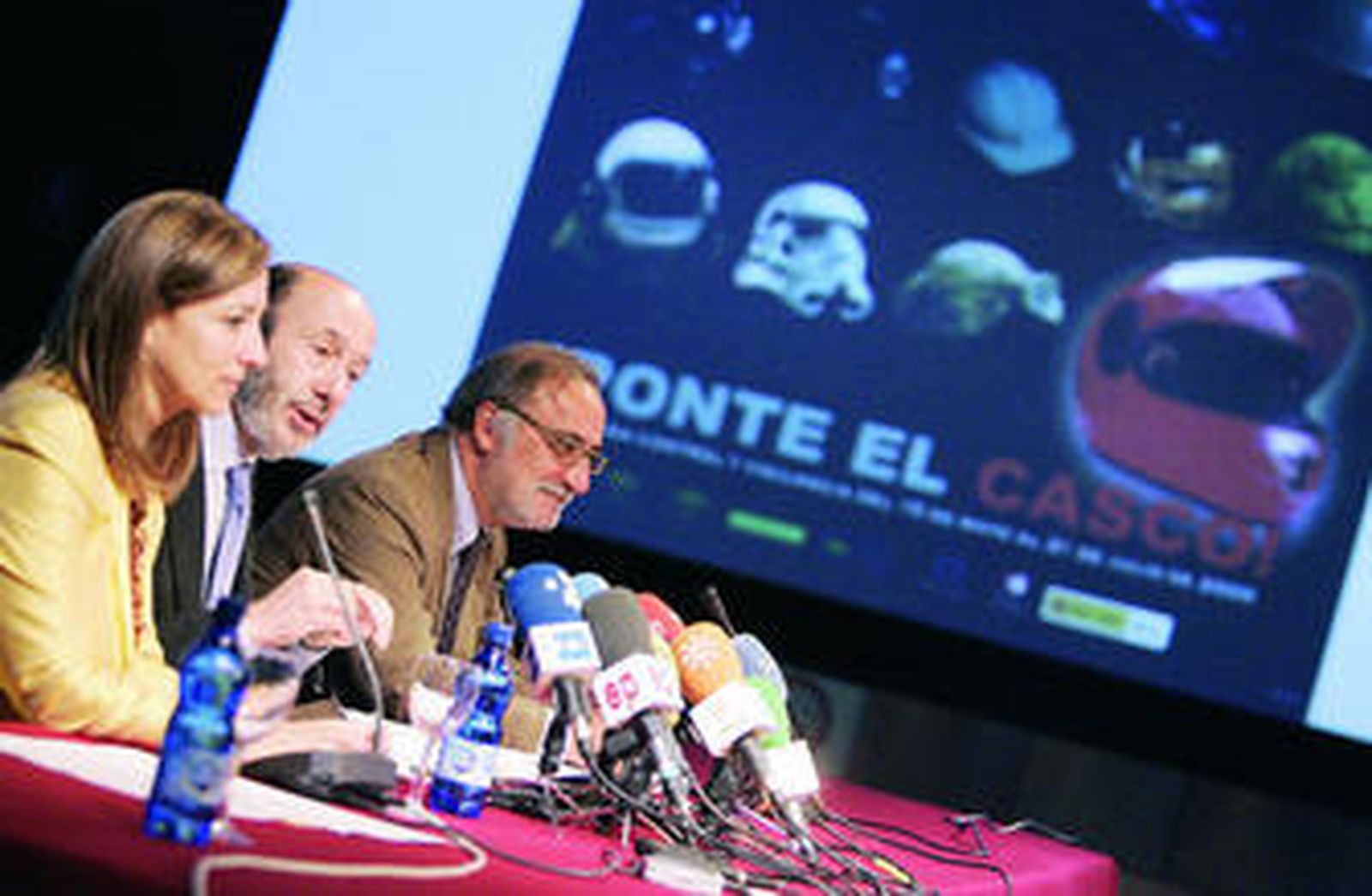 Pilar Sánchez, alcaldesa de Jerez, el ministro Rubalcaba y el director de la DGT, Pere Navarro, ayer.