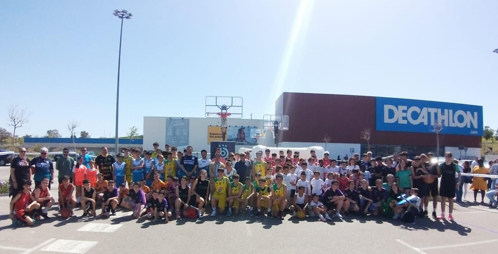 Foto de familia del evento solidario organizado por el CD Bulevar en favor de ALES.