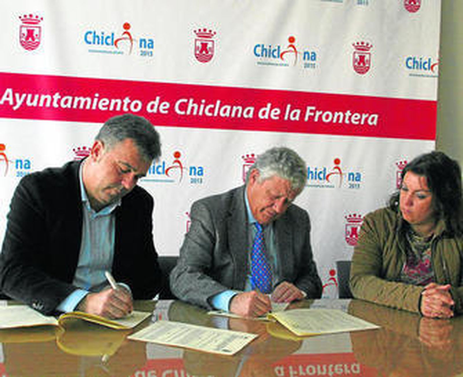Manuel Cárdenas y Ernesto Marín firman el acuerdo junto a la edil Susana Moreno.