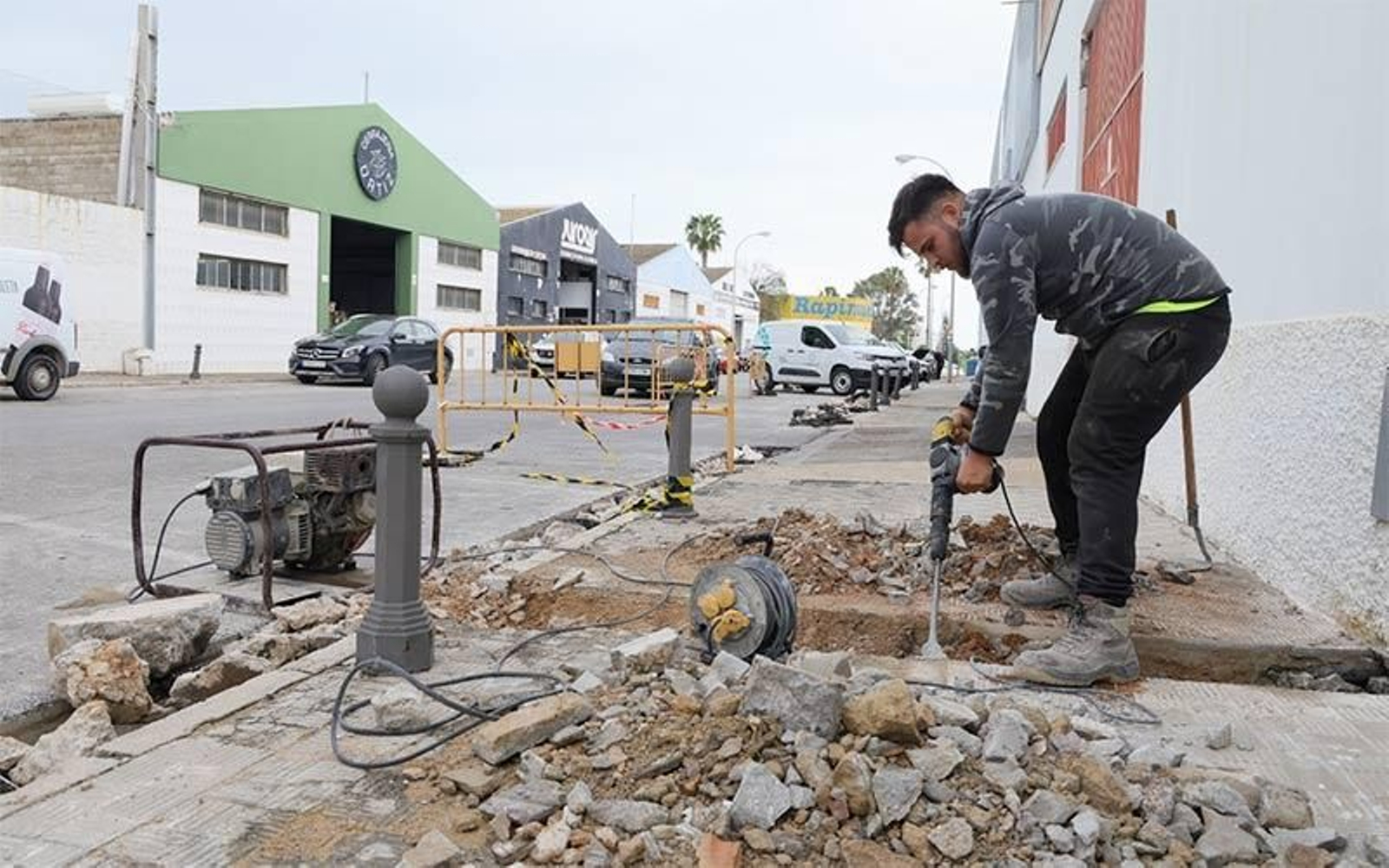 Un operario trabajando en las obras del polígono industrial Villa de Rota.