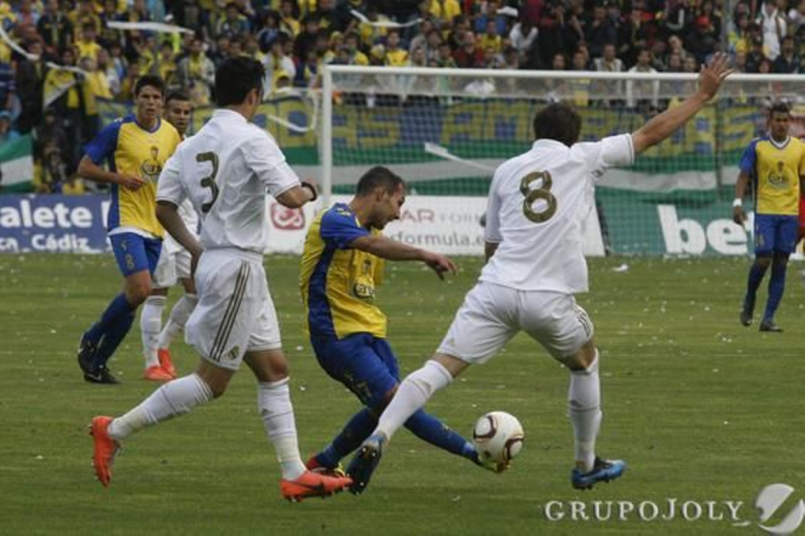 Ferreiro intenta el pase ante Mosquera.

Foto: Lourdes de Vicente - Joaquin Pino