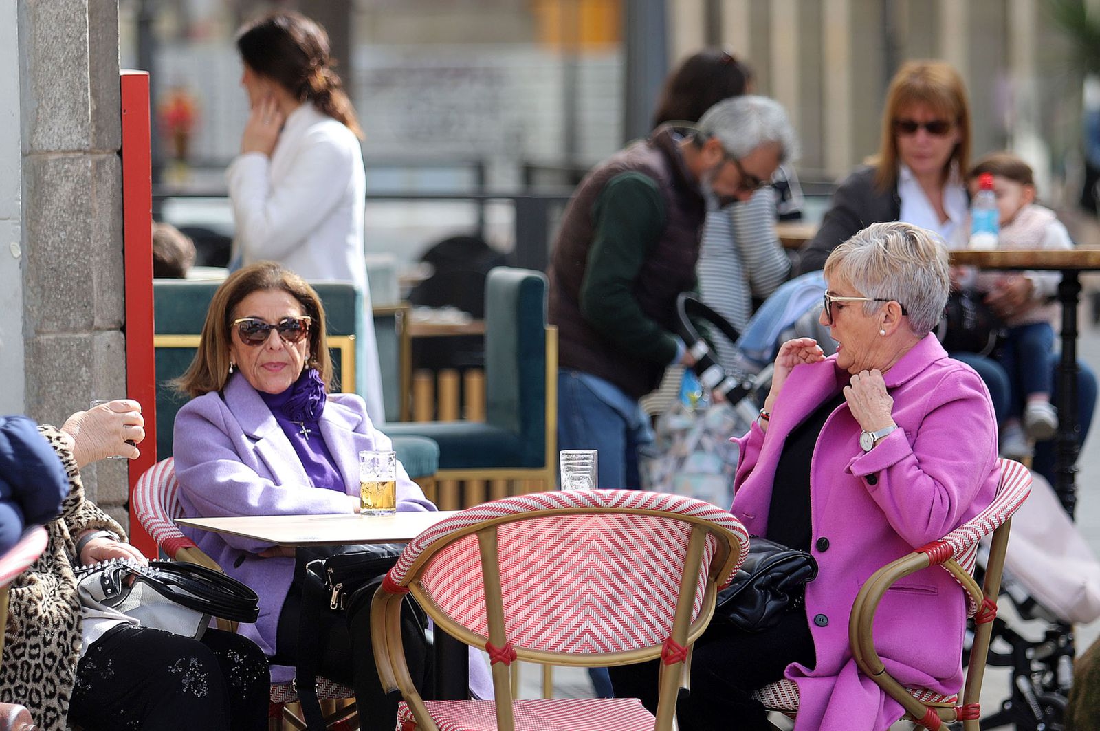Imágenes del ambiente en la mañana de carnaval en Huelva