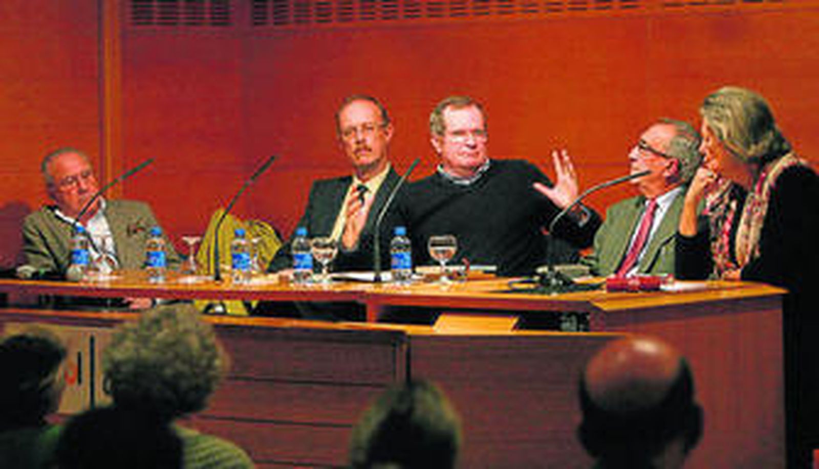 De izqda. a dcha., Manuel Arcenegui, Joaquín Romero Lagares, Juan Lacomba, Rogelio Reyes y Enriqueta Vila, en la Fundación Cajasol.