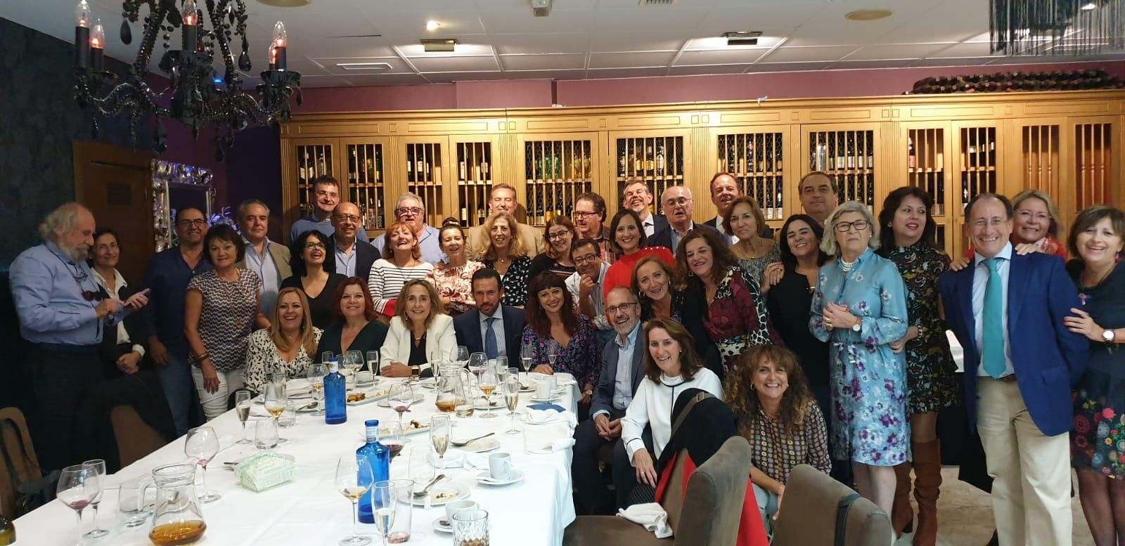 Miguel Ángel Sastre con sus compañeros de la Agencia Tributaria de Andalucía, Gerencia Provincial de Cádiz,  durante la comida celebrada en el restaurante El Balandro.