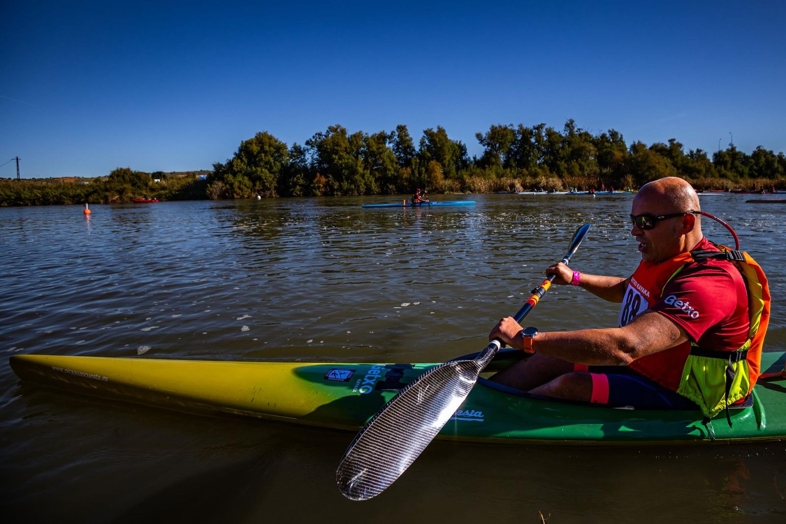 Persona practicando kayak en un río