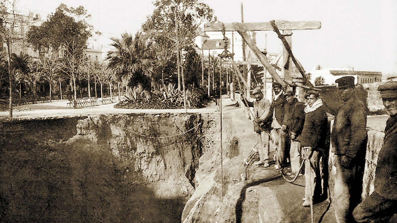 Socavón provocado por el mar en la Alameda a principios del siglo XX.