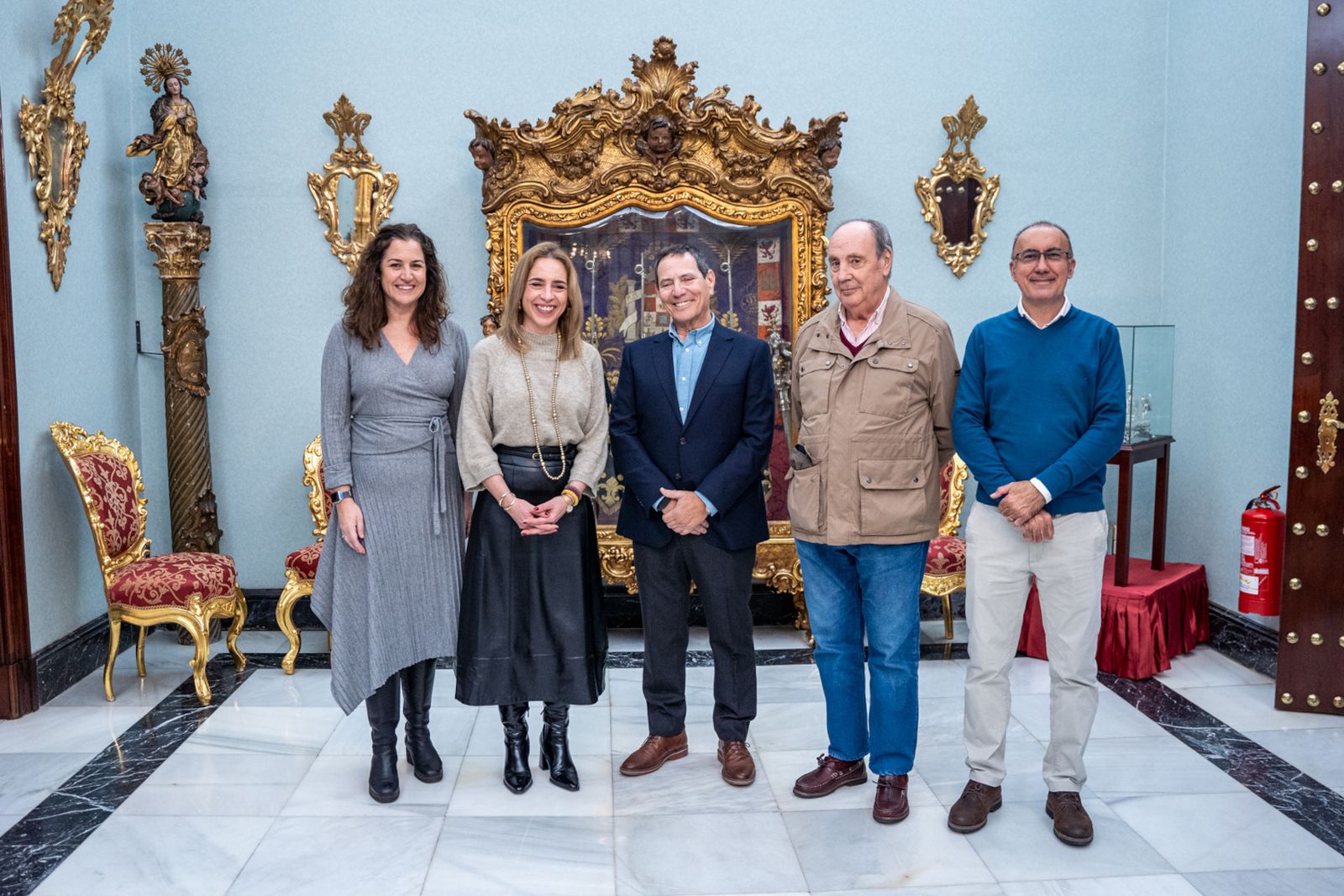 Almudena Martinez y Paula Conesa, con los representantes de Alceh.