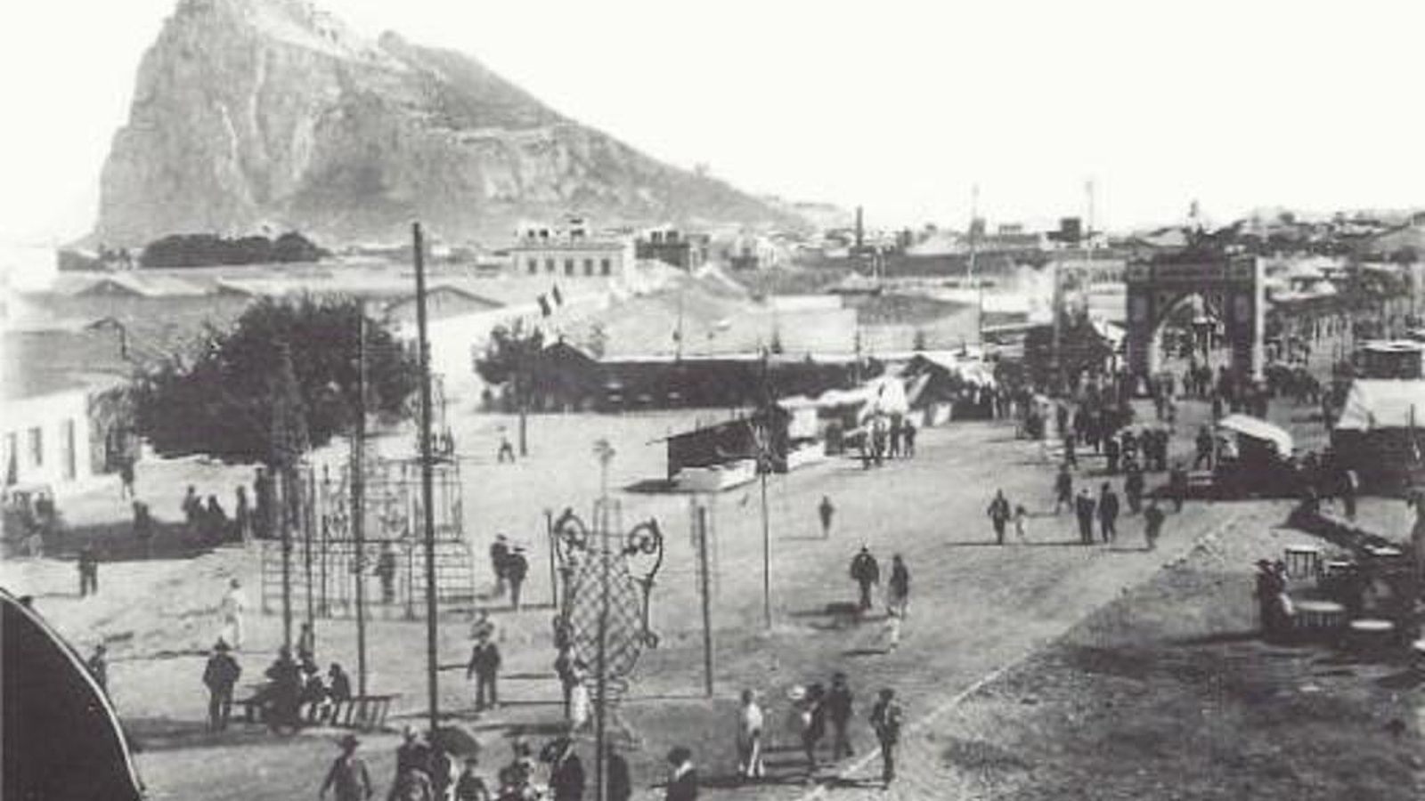 Vistas de Gibraltar desde La Línea.