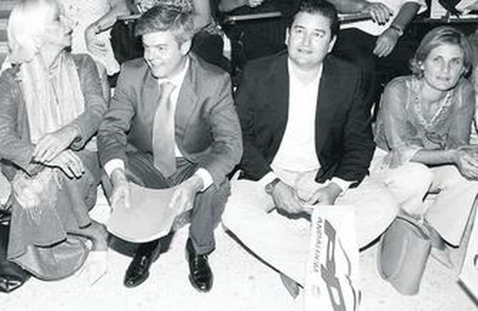 De izquierda a derecha, Teófila Martínez, Juárez, Antonio Sanz y María José García-Pelayo, en La Línea.