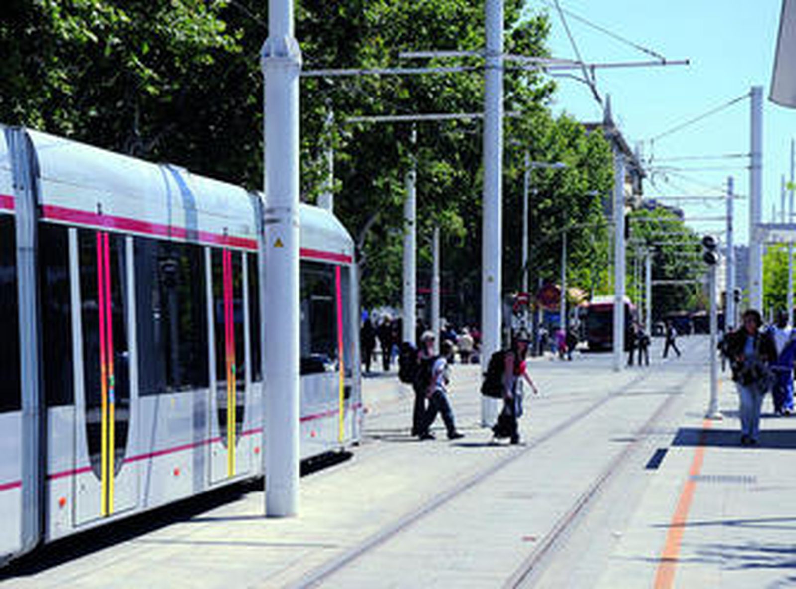El tranvía en el Prado de San Sebastián, con la Enramadilla al fondo, por donde discurrirá el trazado de la ampliación.