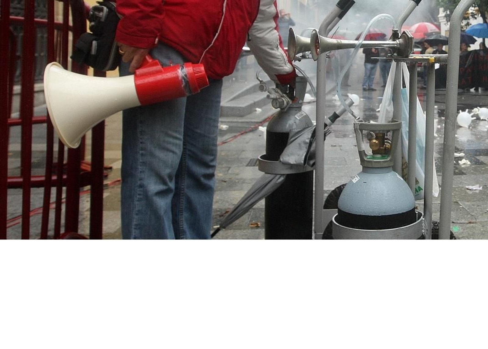 Megáfono y bocinas de aire comprimido, empleadas en una protesta