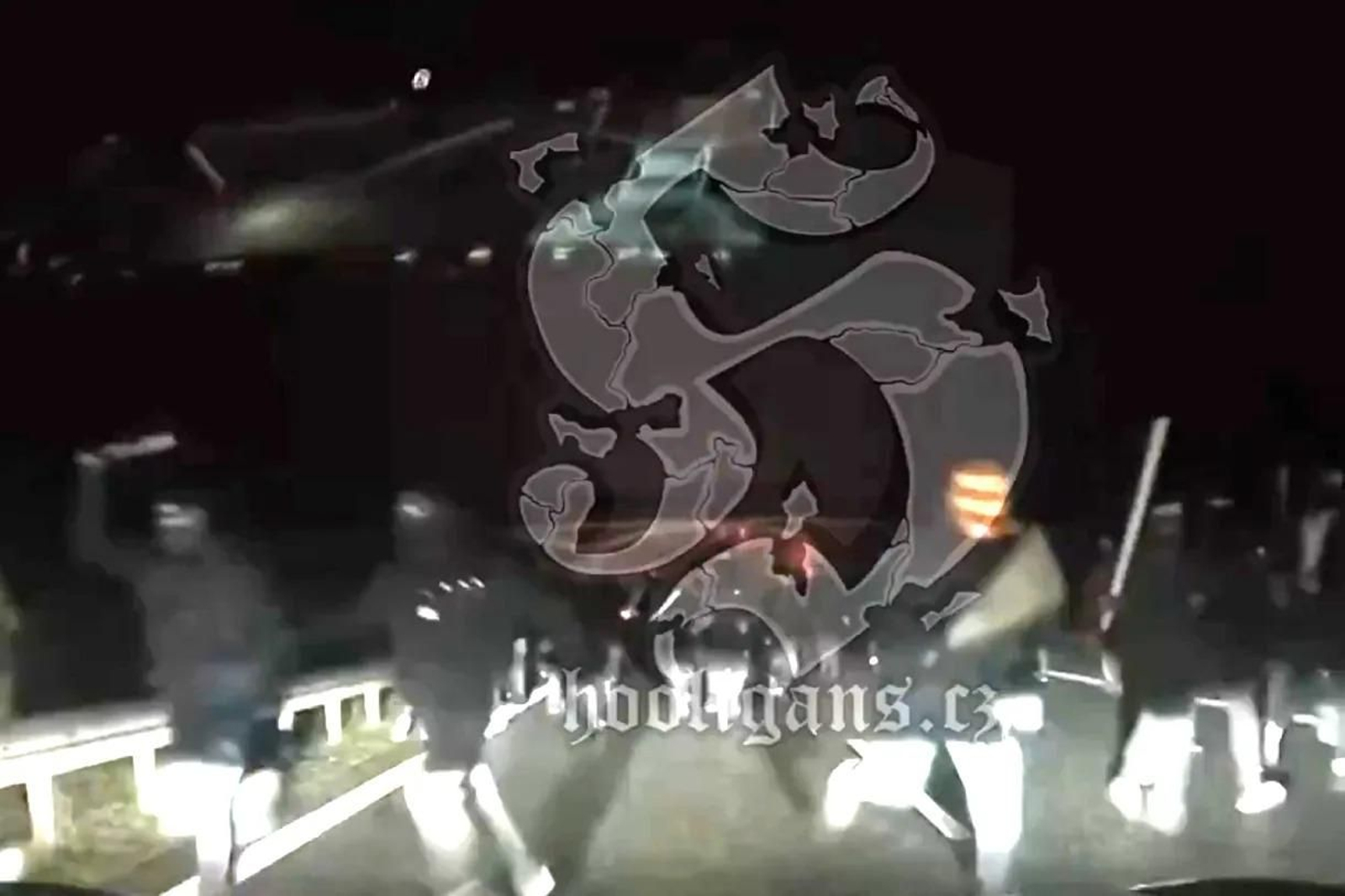 La emboscada a los aficionados del Rayo captada desde un coche.