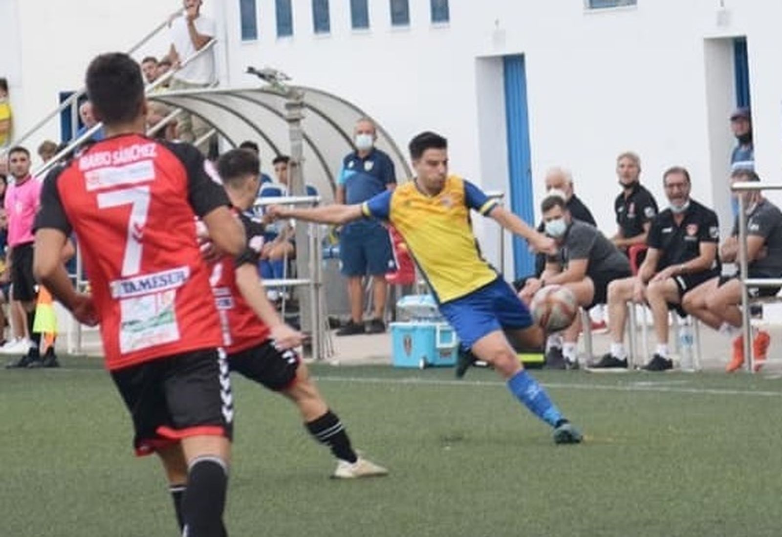 Pablo Molina, que apunta a repetir como titular, conecta con el balón en el estreno liguero.
