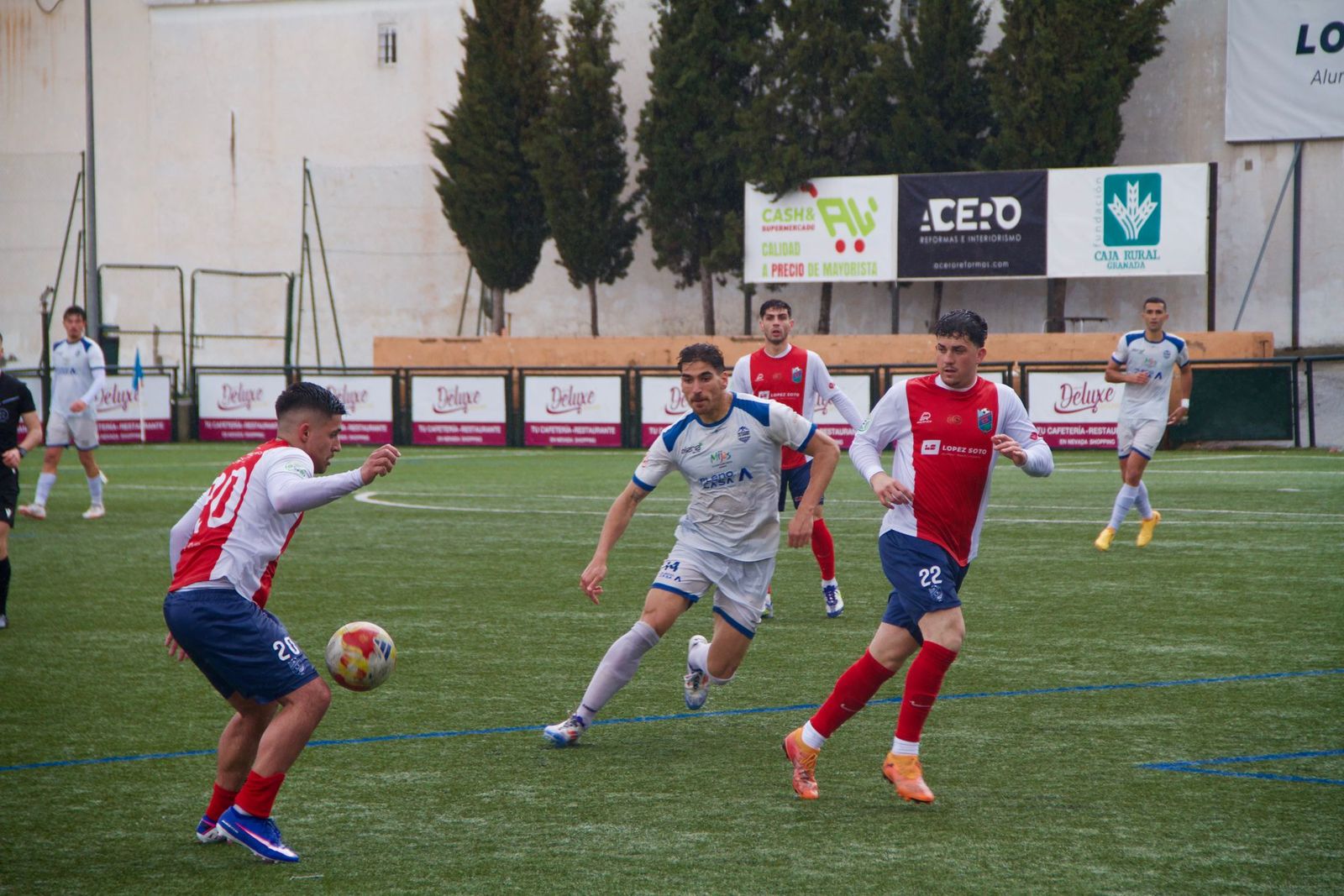 Control de un jugador del Churriana ante la presión de un futbolista del Mijas.
