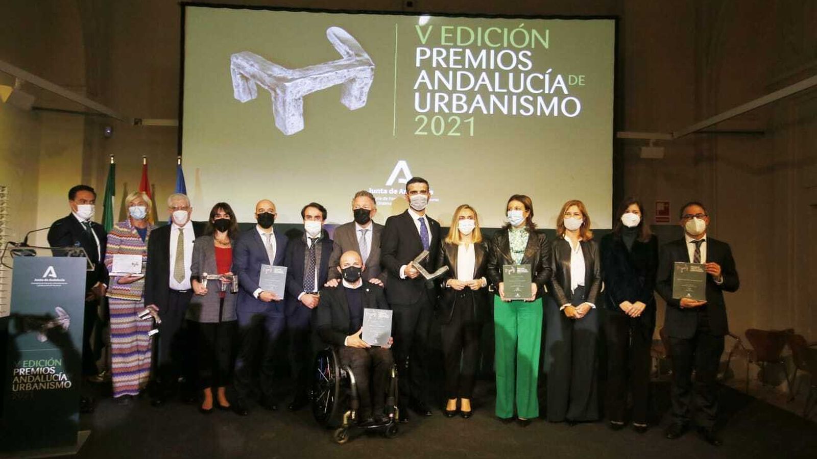 Foto de familia de los premiados y las autoridades de la Junta.