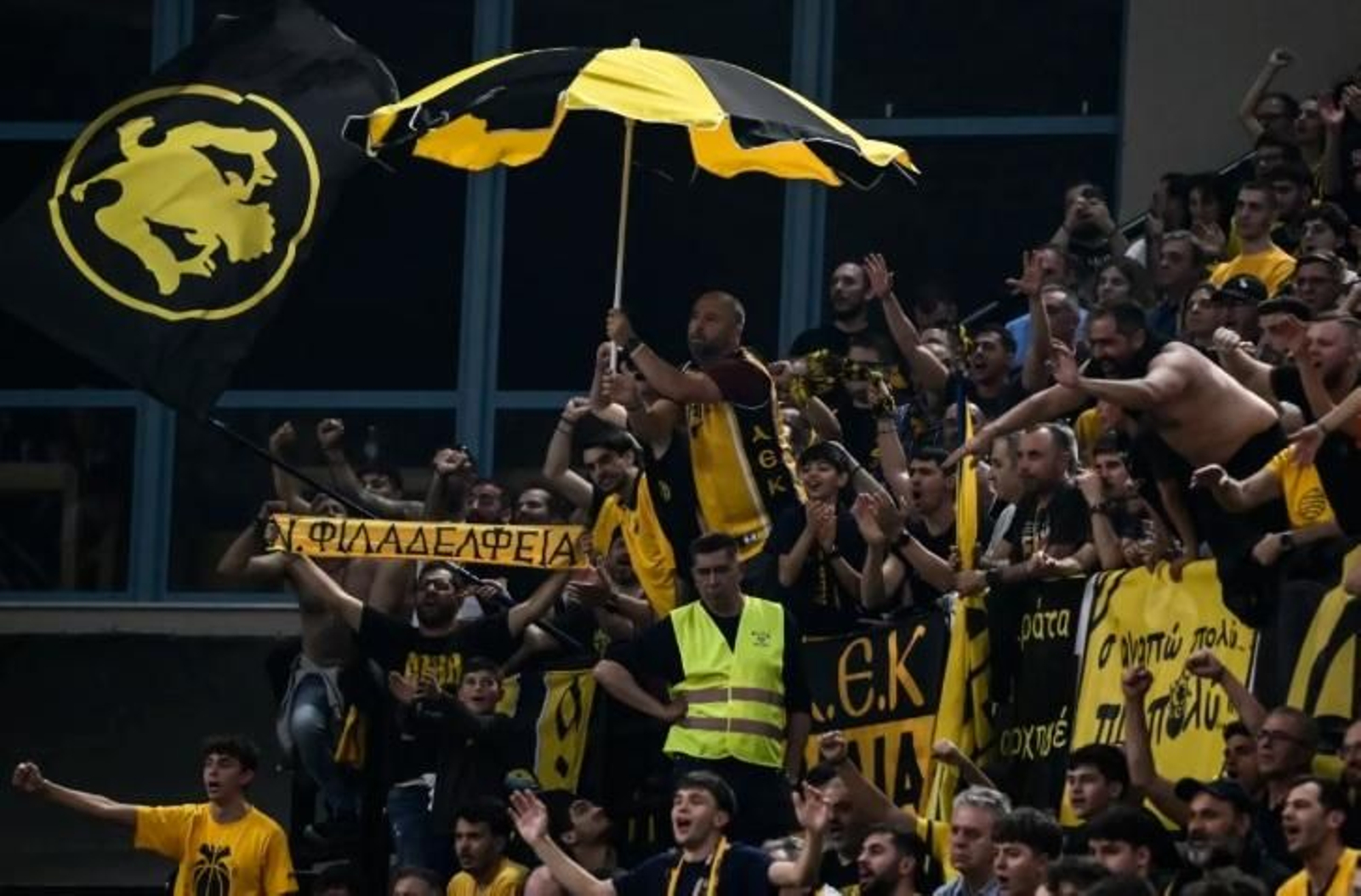 Afición del AEK de Atenas.