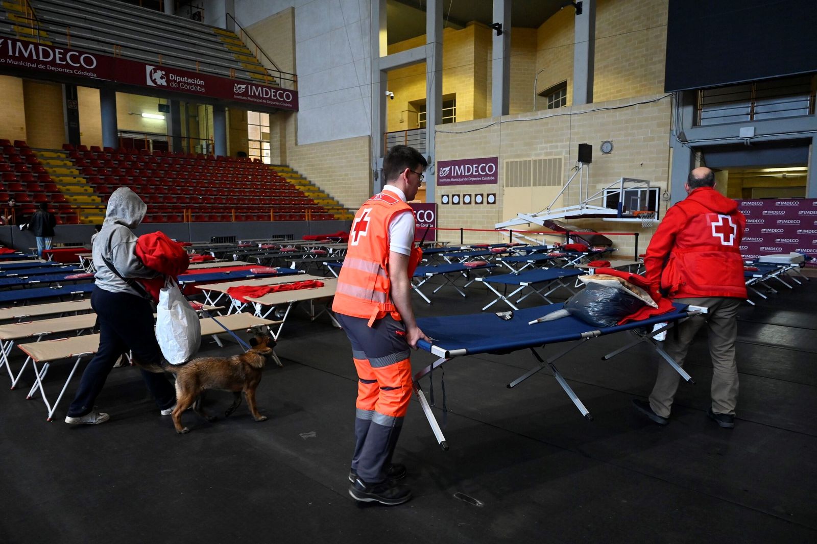 Decenas de desalojados de Córdoba por la crecida del Guadalquivir mantienen la incertidumbre desde Vista Alegre