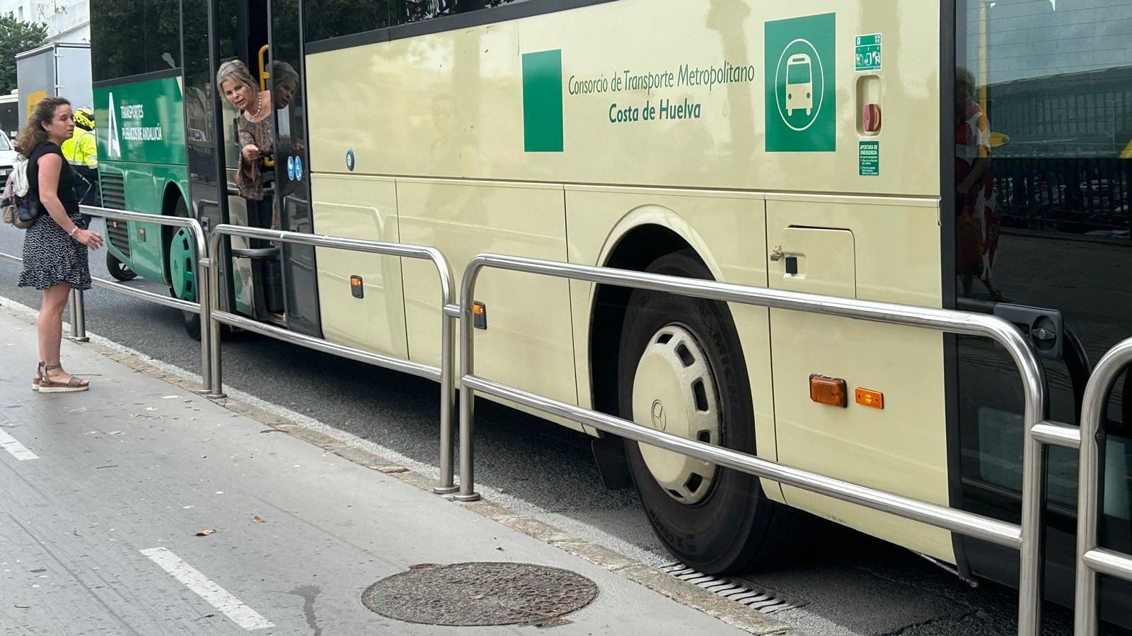 La posición en la que quedó el bus complicó el desalojo del mismo tras el incidente