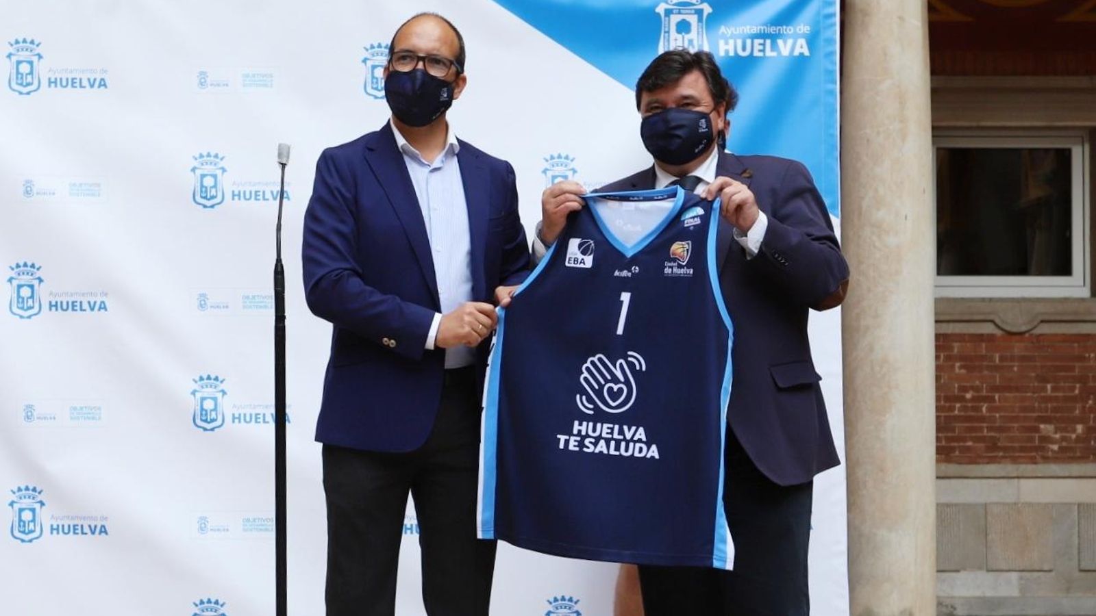 El presidente del club y el alcalde, con la camiseta que lucirá el CD Huelva en Valencia.