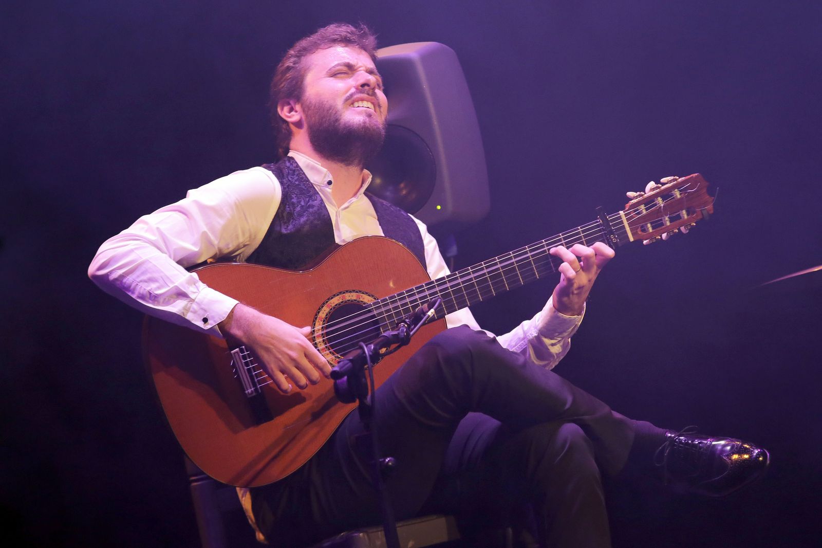 Jesús Guerrero, en un momento de la actuación en Sala Paúla, presentando ‘Calma’.