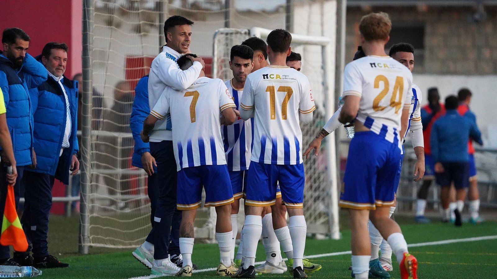 Manu del Moral celebra un gol con su plantilla.