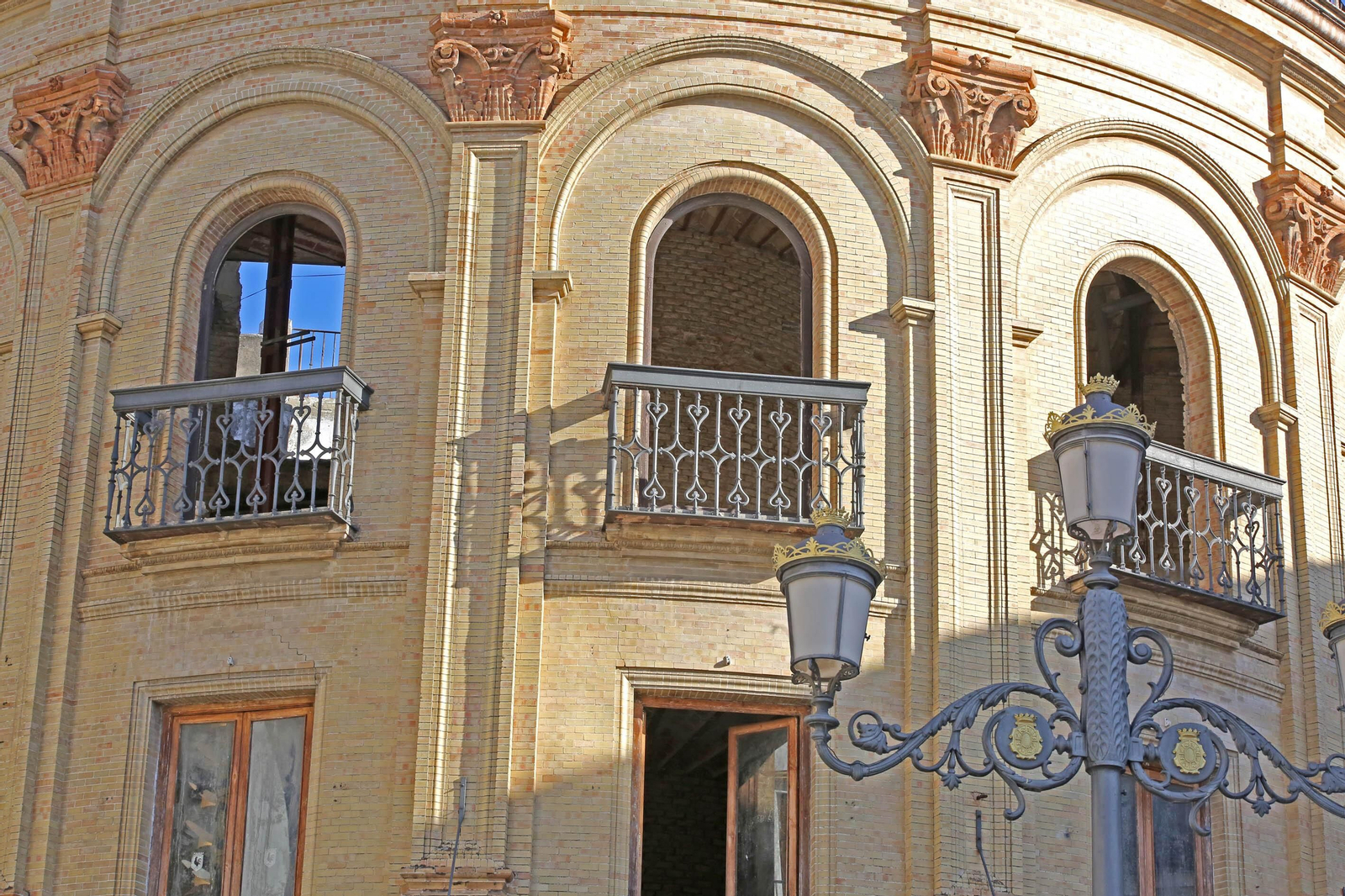 Detalle del edificio del Gallo Azul en el que se puede comprobar lo mucho que aún le falta a la obra.