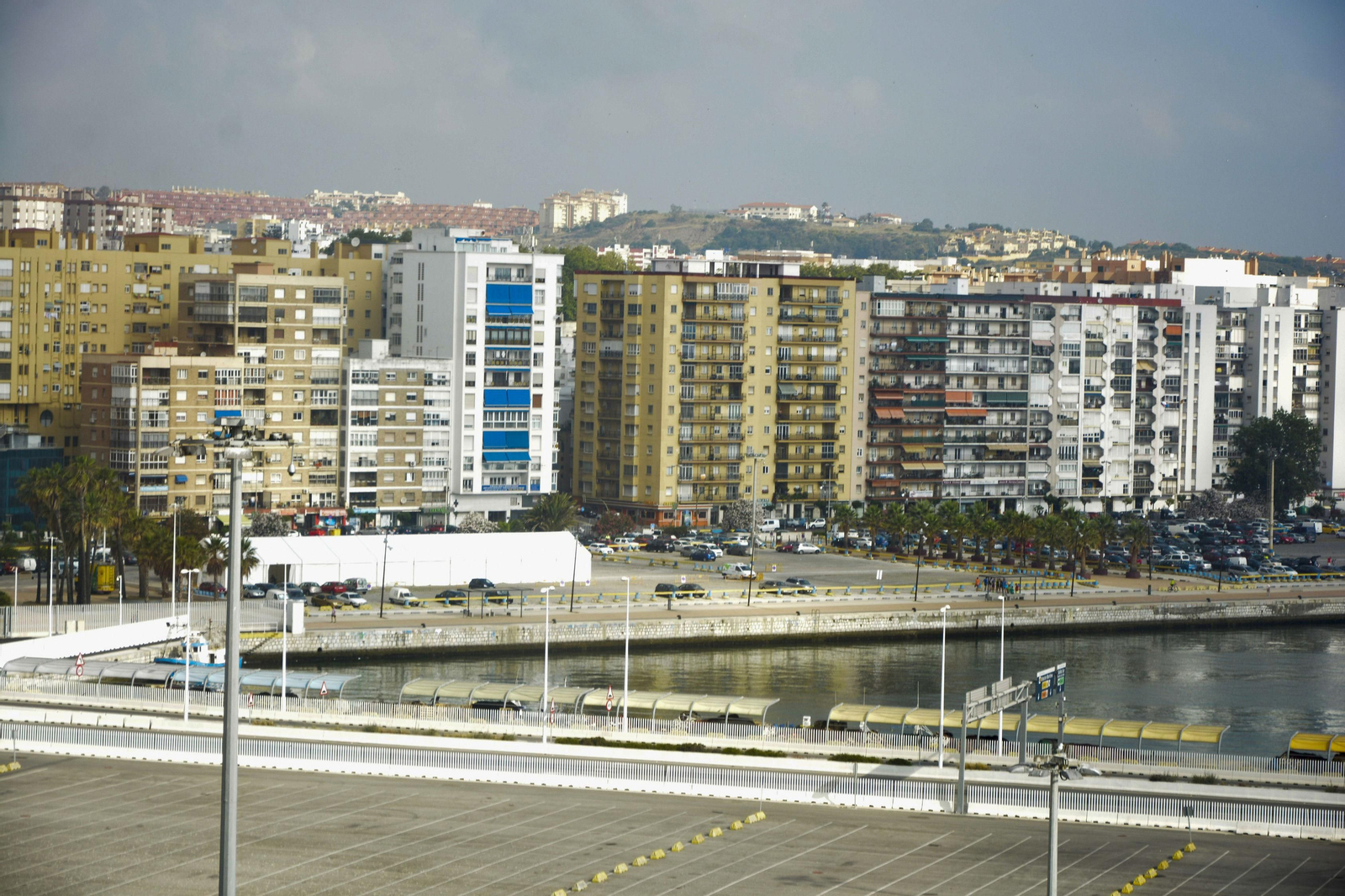 Varios edificios frente al Puerto de Algeciras.