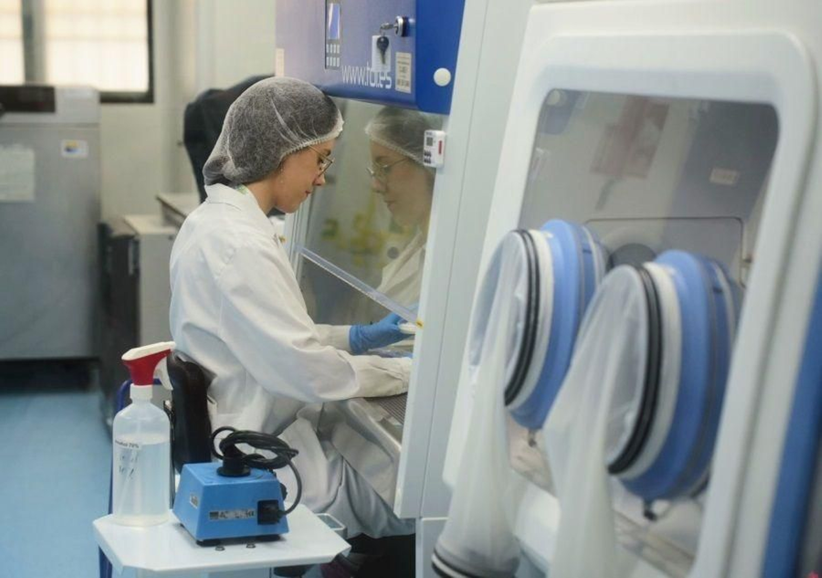 Una investigadora  trabajando en el Laboratorio de Bioseguridad de la Universidad de Córdoba
