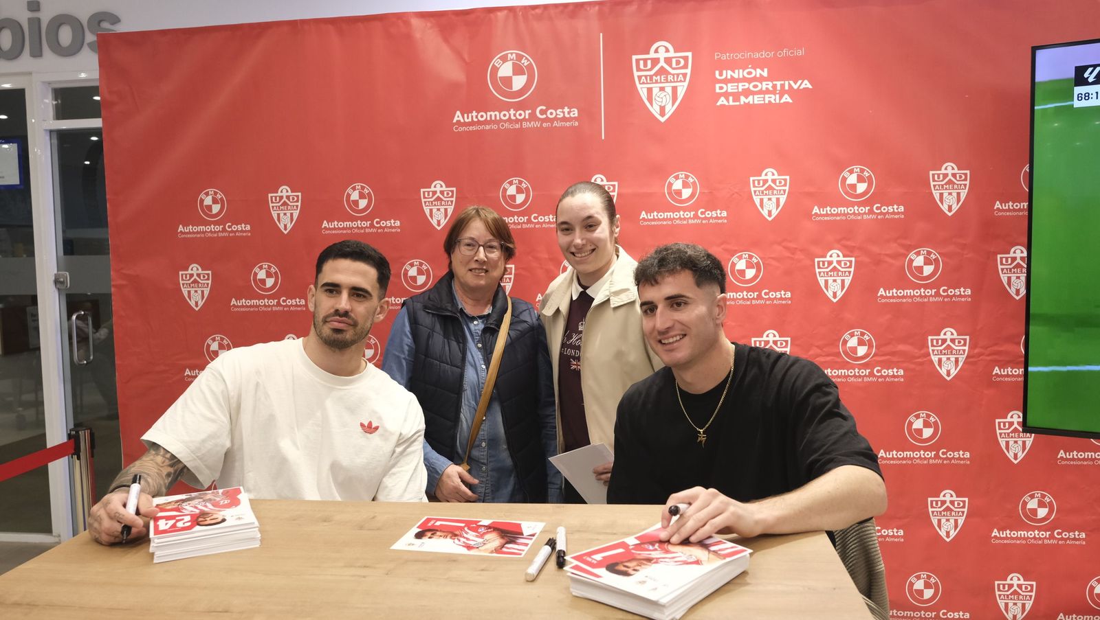 Jon Mocillo y Miguel de la Fuente firman autógrafos en Automotor Costa BMW