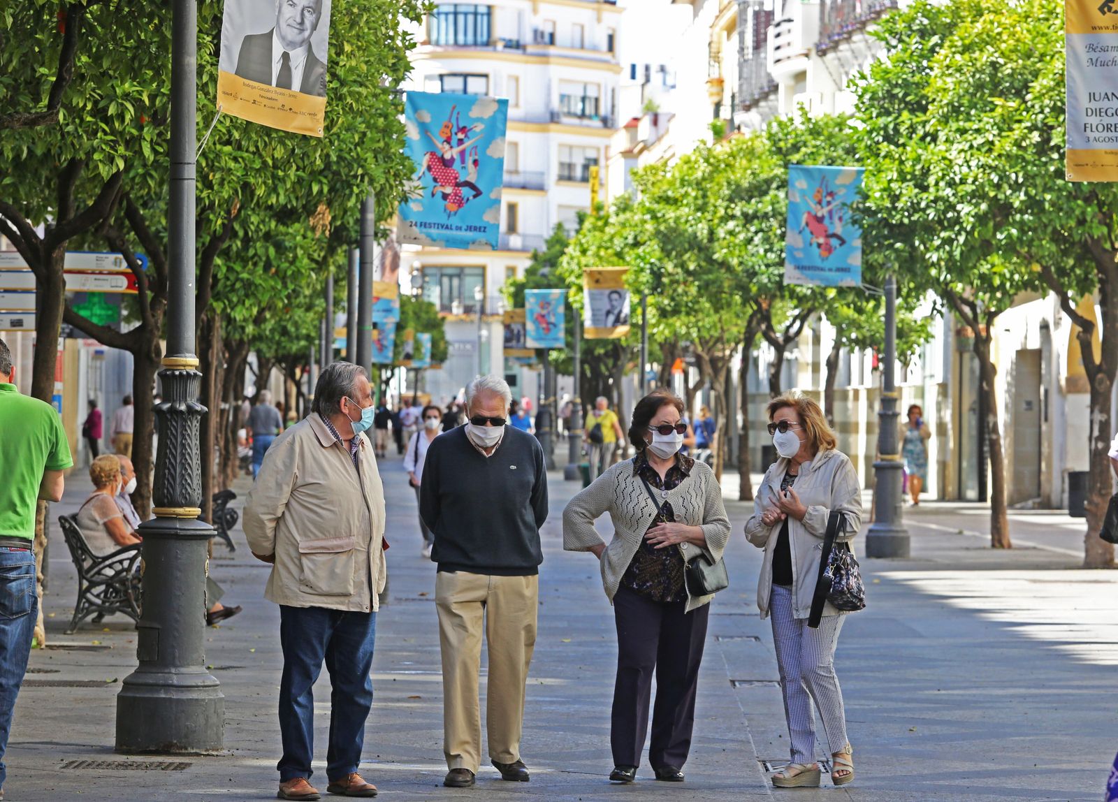 Transeúntes por la calle Larga.