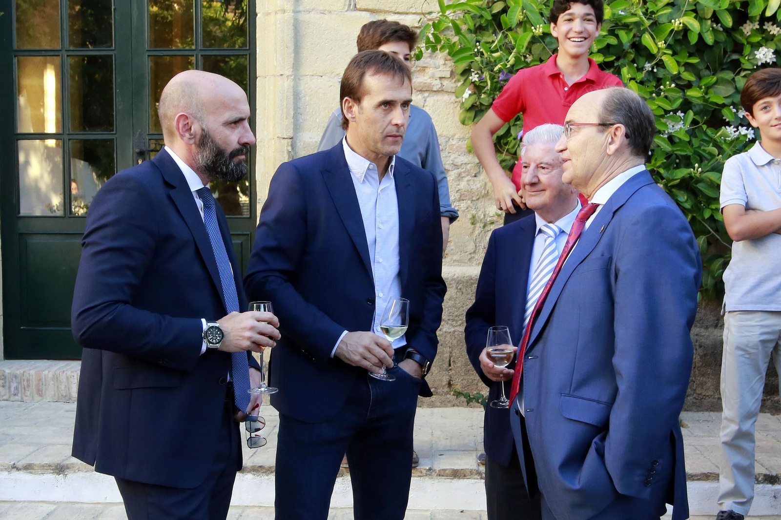Imágenes de la entrega del 'Catavino de Plata Roberto Alés' a Monchi