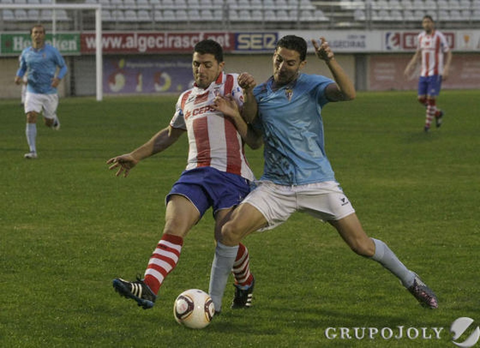 El Algeciras se aleja aún más de la zona de liguilla al perder en el Nuevo Mirador ante el San Fernando./Fotos:Erasmo Fenoy

Foto: Erasmo Fenoy