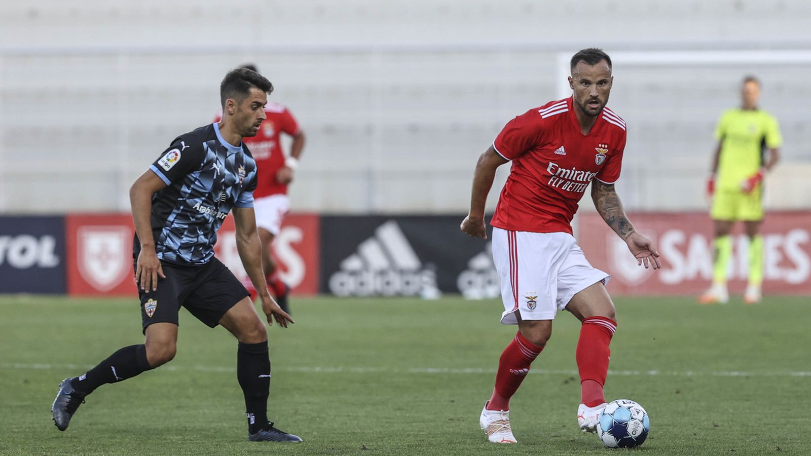César de la Hoz encima a Haris Seferović en el amistoso de hace tres temporadas.