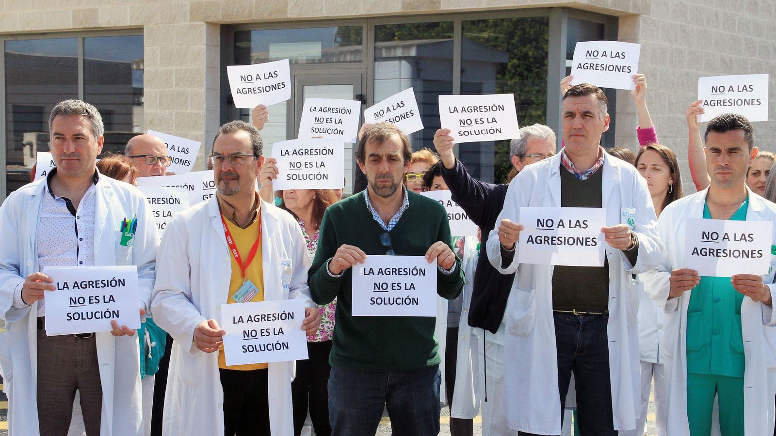 Cocentración de médicos para protestar contra las agresiones al personal sanitario en Huelva. Cocentración de médicos para protestar contra las agresiones al personal sanitario en Huelva.