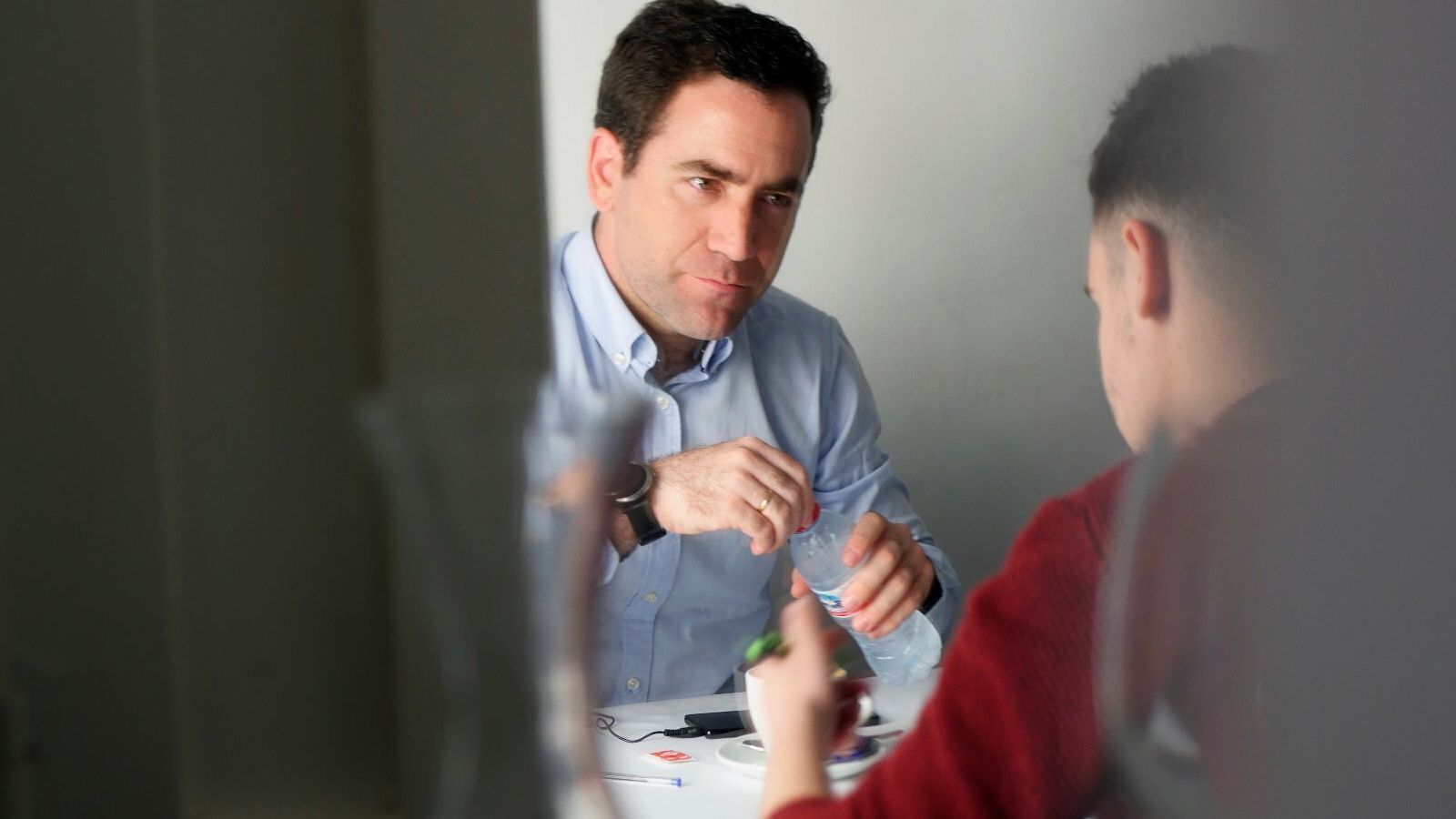 García Egea bebe agua, tras un café, para hacer frente a una larga jornada de campaña.