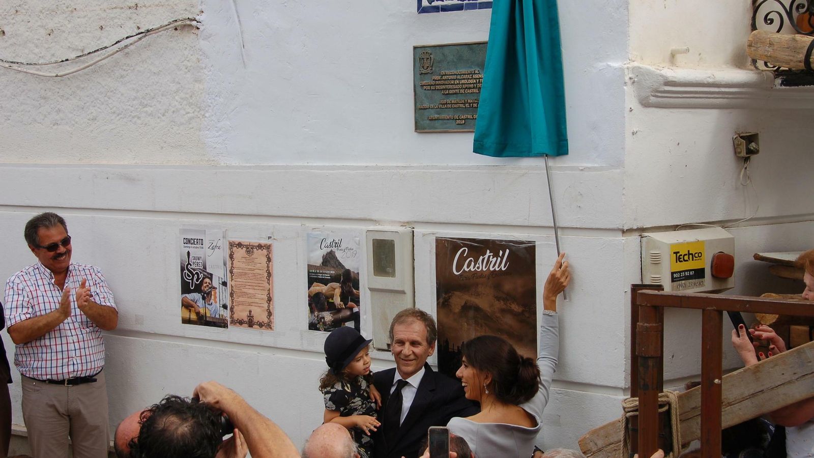 Momento en el que se descubrió la placa que da el nombre de Antonio Alcaraz a la antigua calle Morote.