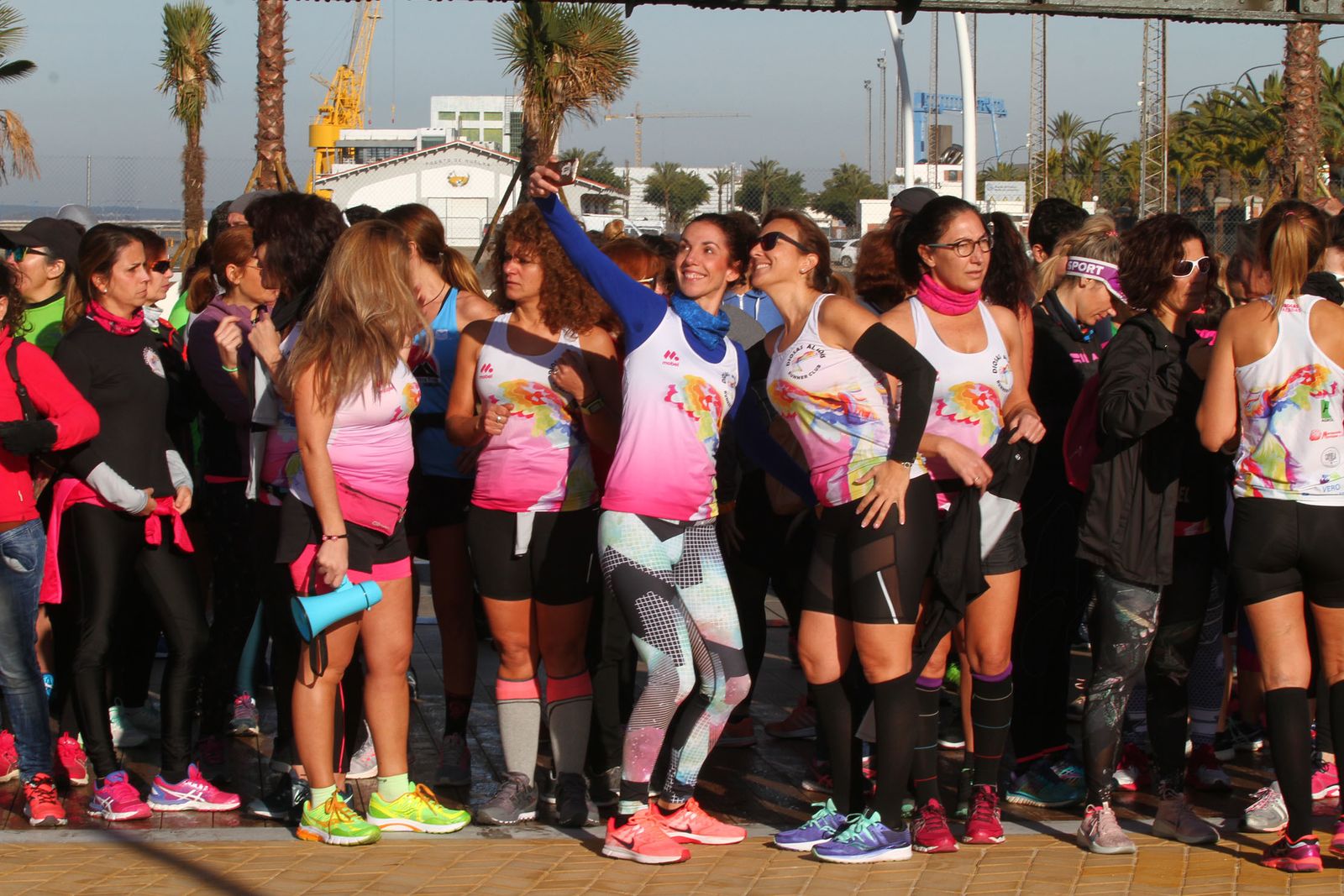Cientos de personas rinden homenaje a Laura Luelmo en una carrera en Huelva.