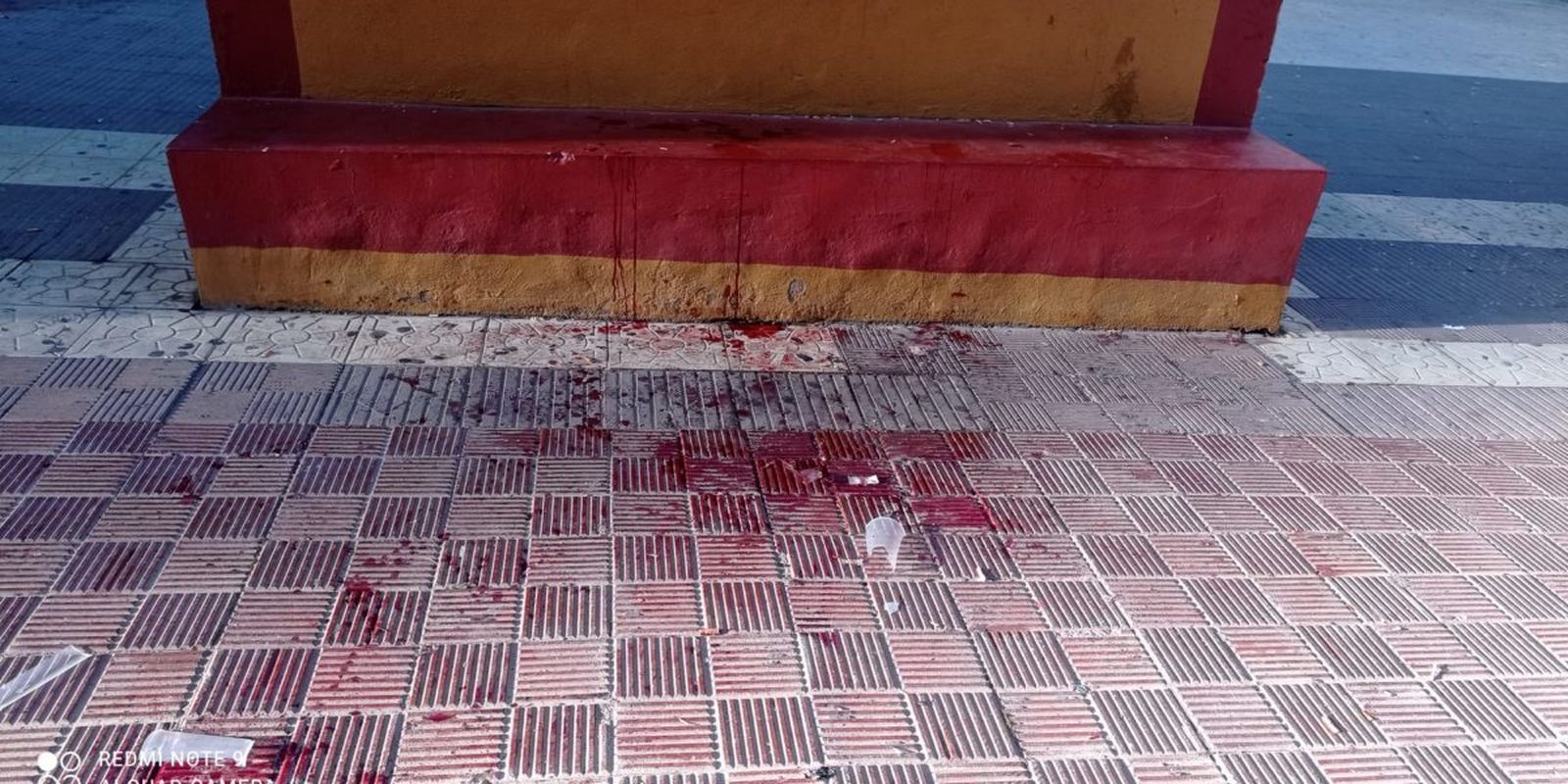 Restos de sangre resultado de la reyerta con un herido grave ante la comandancia de Huelva.