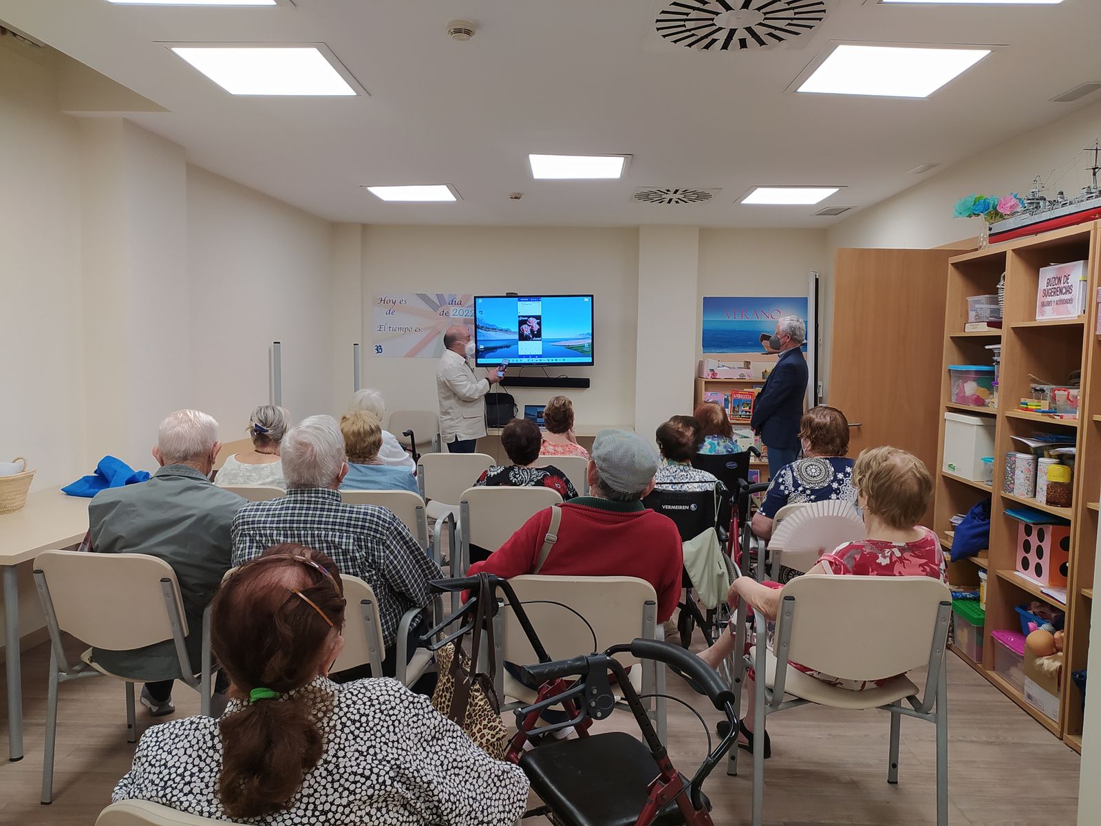 Los usuarios de la Residencia Ballesol San Carlos de Málaga en el taller 'Mayores Digitalizados'.