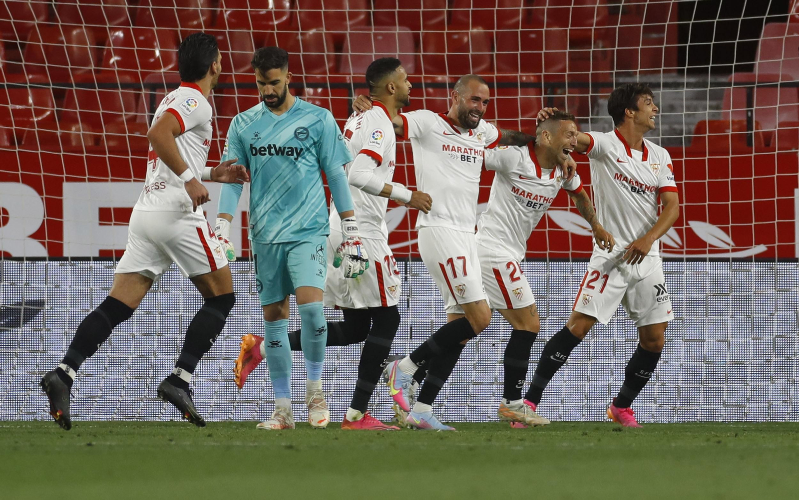 El Papu Gómez celebra su gol, último de esta Liga, con sus compañeros.