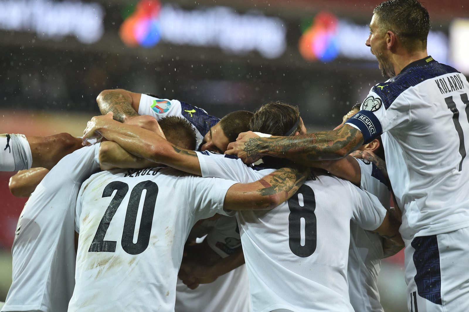 Gudelj, con el 8, celebra el gol del triunfo de Serbia en Noruega.